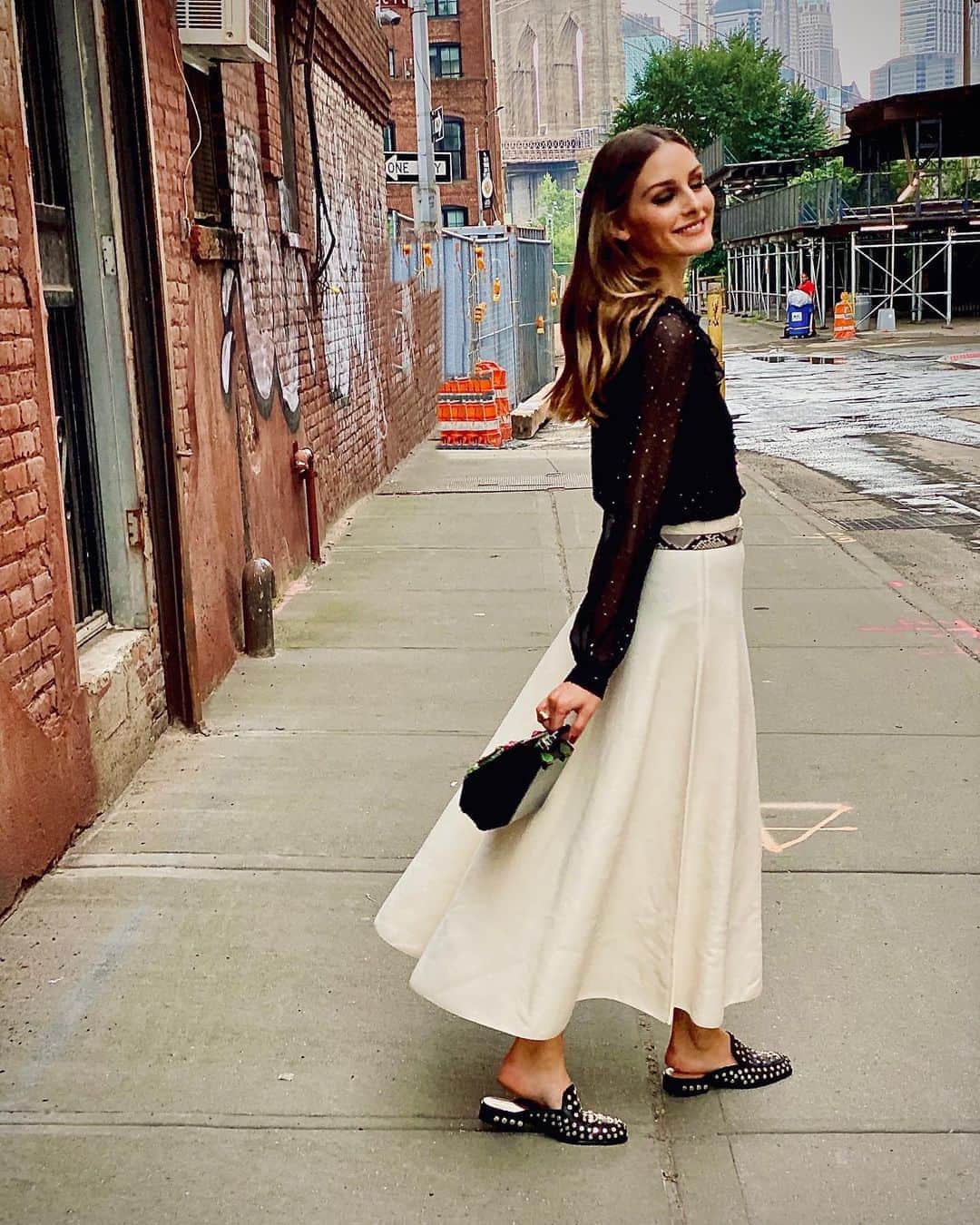 オリヴィア・パレルモのインスタグラム：「Only one on the street 💃🏼⁣ ⁣ With all this time at home recently, I’ve naturally got my go-to DUMBO spots for everything from a mani/pedi 💅 to date night dining 🍴 Sharing what those favorite places are (along with what to wear of course) now on OliviaPalermo.com 💫」