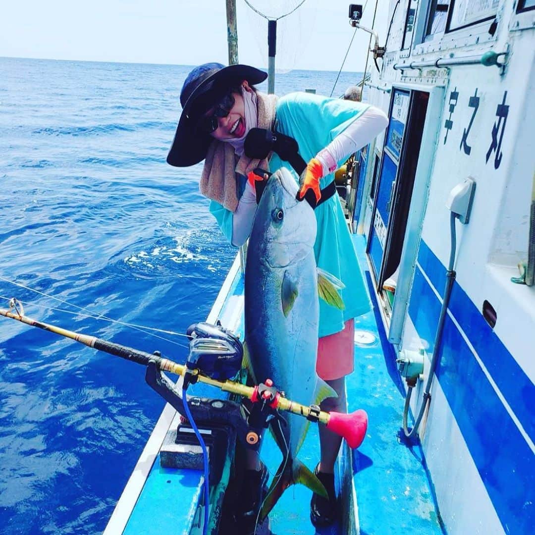 里美ゆりあのインスタグラム：「ヒラマサ2本釣りました🌟  写真は1本目釣った時の☺️  2本目の方が大きかったけど写真撮るの忘れちゃった😅  日焼け対策で誰か分からない写真になってるけど 私ですw  #ヒラマサ #魚 #fishing  #fish #釣り #釣り好きな人と繋がりたい   #泳がせ釣り  #剛樹 #八丈島」
