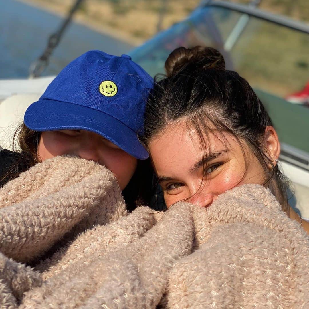 ランドリー・ベンダーのインスタグラム：「Boat day with my favorites!!! 💙」