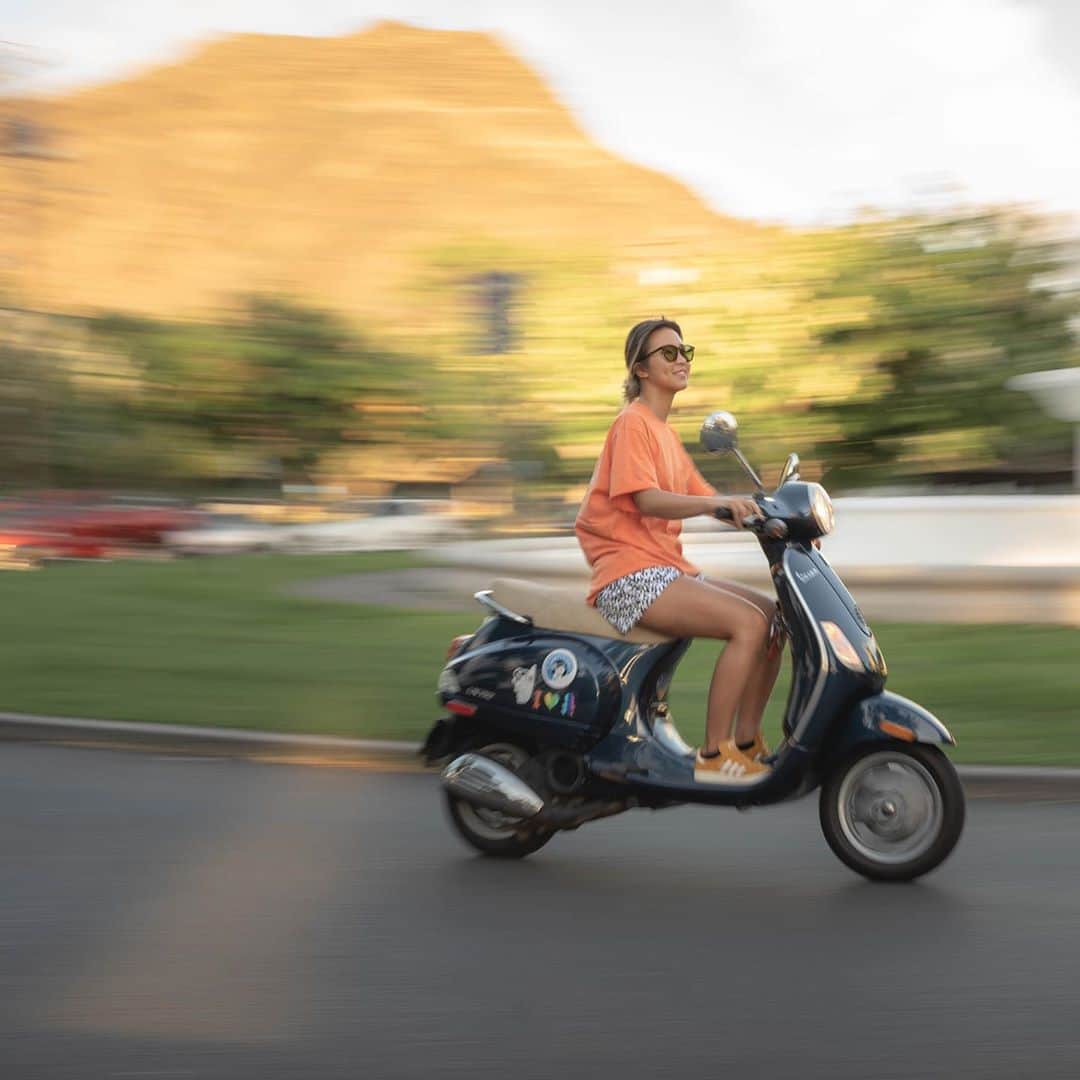 エビアン・クーのインスタグラム：「Something about me that you don’t know. ❶ I ride scooters 🛵 My dad used to take me everywhere with his bike. I thought it was very cool to ride bikes, so in high school I got my license. Ever since then I’ve been riding - here I am enjoying my ride taken by @yesryan   趣味はバイク。 パパはバイク好きで、 昔小さい頃パパの後ろを よく乗ってたの覚えてる。 この写真はお気に入りで ダイヤモンドヘッドも後ろに あって綺麗になんとか撮れた一枚。」