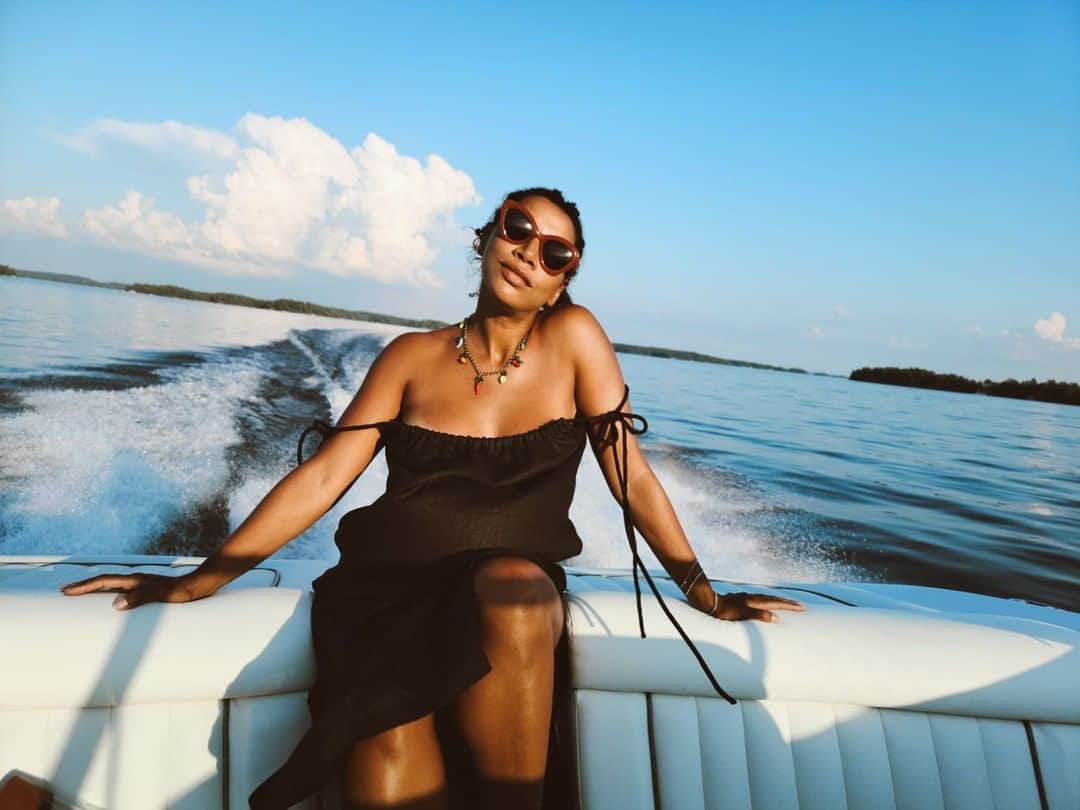 のインスタグラム：「We asked @HannahBronfman how she’s been staying sane at home, from challenging herself in the kitchen to updating her skincare routine (pregnancy glow and all!). Tap the link in our bio for all the details.」