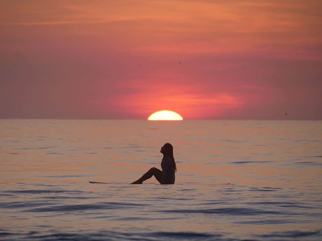 田岡なつみさんのインスタグラム写真 - (田岡なつみInstagram)「This morning....🌏🤍  #sunrise#surfing#longboard#torami#beach#japan」8月21日 6時32分 - natsumitaoka