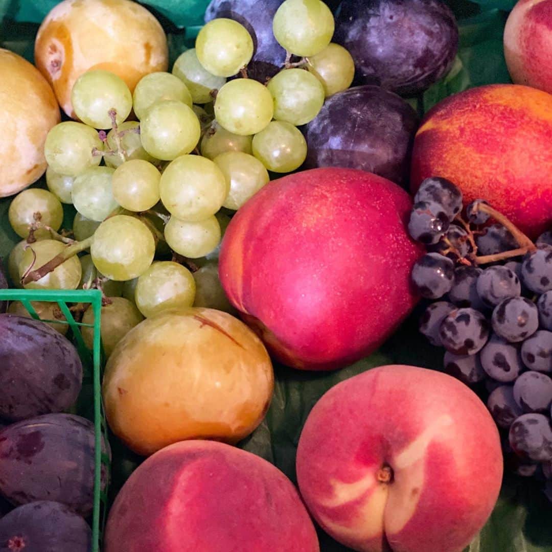 レイチェル・レフィブレのインスタグラム：「My hubby @chriscrary was sent the most beautiful box of produce from @agriculture.la and we were blown away by the quality. It has been so important to us to support local farmers during this time. With so many restaurants still closed and farmer’s markets seeing less patrons, farmers are struggling and it’s an incredibly hard living even in the best of times. Ordering a #CSA box is a wonderful way to support them and enjoy fresh, local, seasonal produce. If you are blessed enough to afford this during this crazy time, please consider ordering a weekly box.」