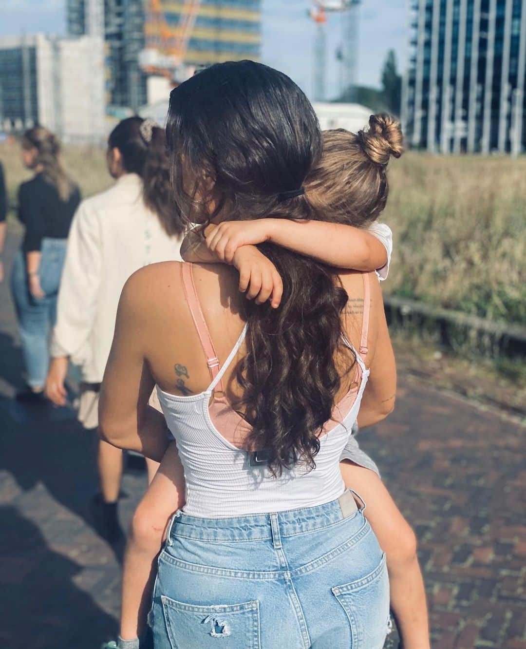 のインスタグラム：「Today my little big love came to visit me on set and that made me so happy!! He’s my all, my hero, my heart! ❤️」