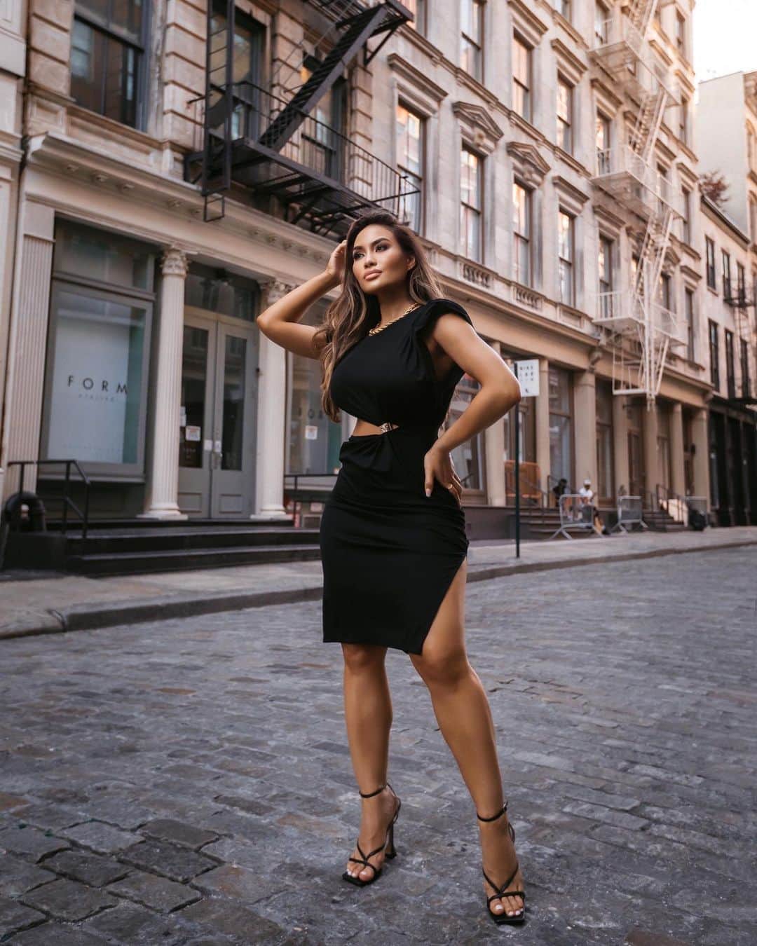 ダフネ・ジョイのインスタグラム：「🌇 @catwalk_connection 📸 @pankratova916 Heels: @egoofficial」