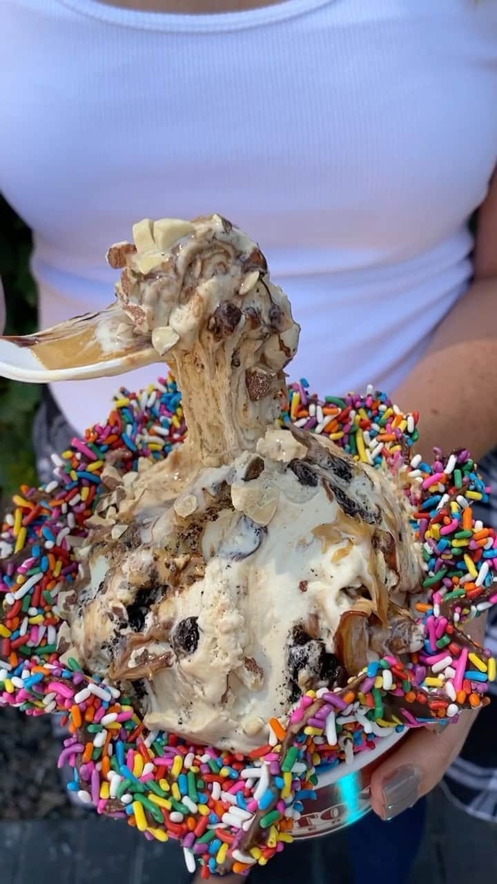 コールド・ストーン・クリーマリーのインスタグラム：「Guess what Signature Creation™ this is 🤔😍🤤🍦only true fans will get it right 👏🏻」