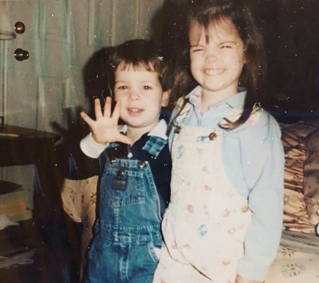 ジェイミー・アレクサンダーのインスタグラム：「#tbt with my little brother, Brady ☺️ My mother told me that I always had a protective arm around him. 💕」