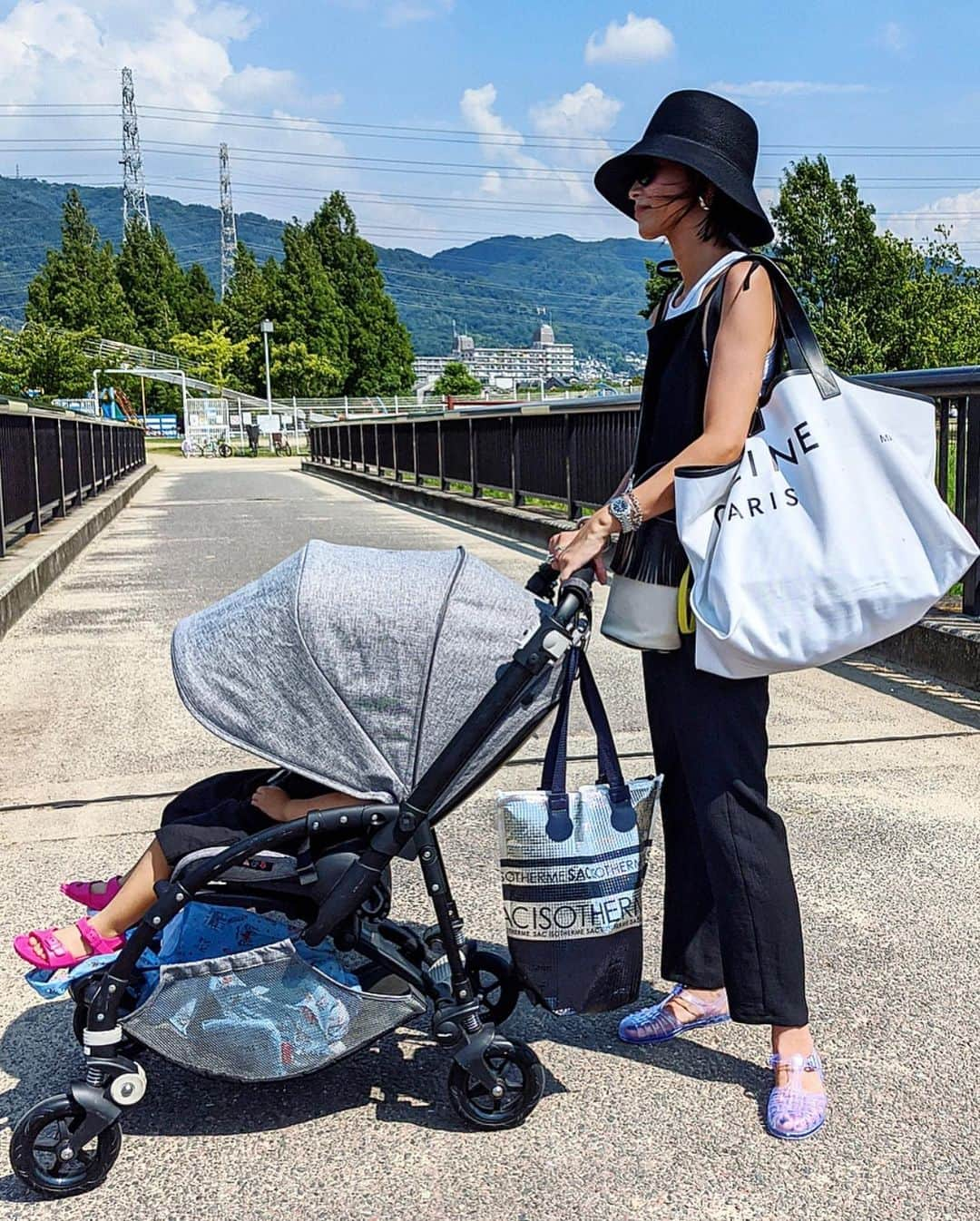 田中彩子さんのインスタグラム写真 - (田中彩子Instagram)「. 先日、涼を求めて水遊びが出来ると聞いた花園中央公園へ⛲️ 水があると全然違う! 永遠に遊んで居られました🤟 まだ小さな娘も楽しんでいました🥰 教えていただいてありがとうございました❤️❤️❤️ . hat...#blamink #akiohirata  inner...#totem  salopette...#gypsohila @gypsohila.jpn  sandal...#tomorrowland  bag...#ayakobag  . 本日8/21(fri)22:00〜⏰⚡️ ✔︎Fringe Bucket Bag   Ivory,Black,Camel ✔︎Pottery Bag   Pink,AQUA,GRAY,SALMON . 再販売致します🥰✨」8月21日 7時05分 - ayako_tanaka_