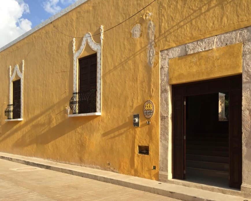 のインスタグラム：「#WeLiveHereNow Talk about #ABUNDANCE Due to a snafu with @airbnb there was no #roomwithaview at @hotelrinconadadelconvento so the kind people at the hotel upgraded us to their Villa next door, where of course, we have the place to ourselves, again! Friends, welcome to @villasanantoniodepadua in #Izamal #Yucatan #Mexico」