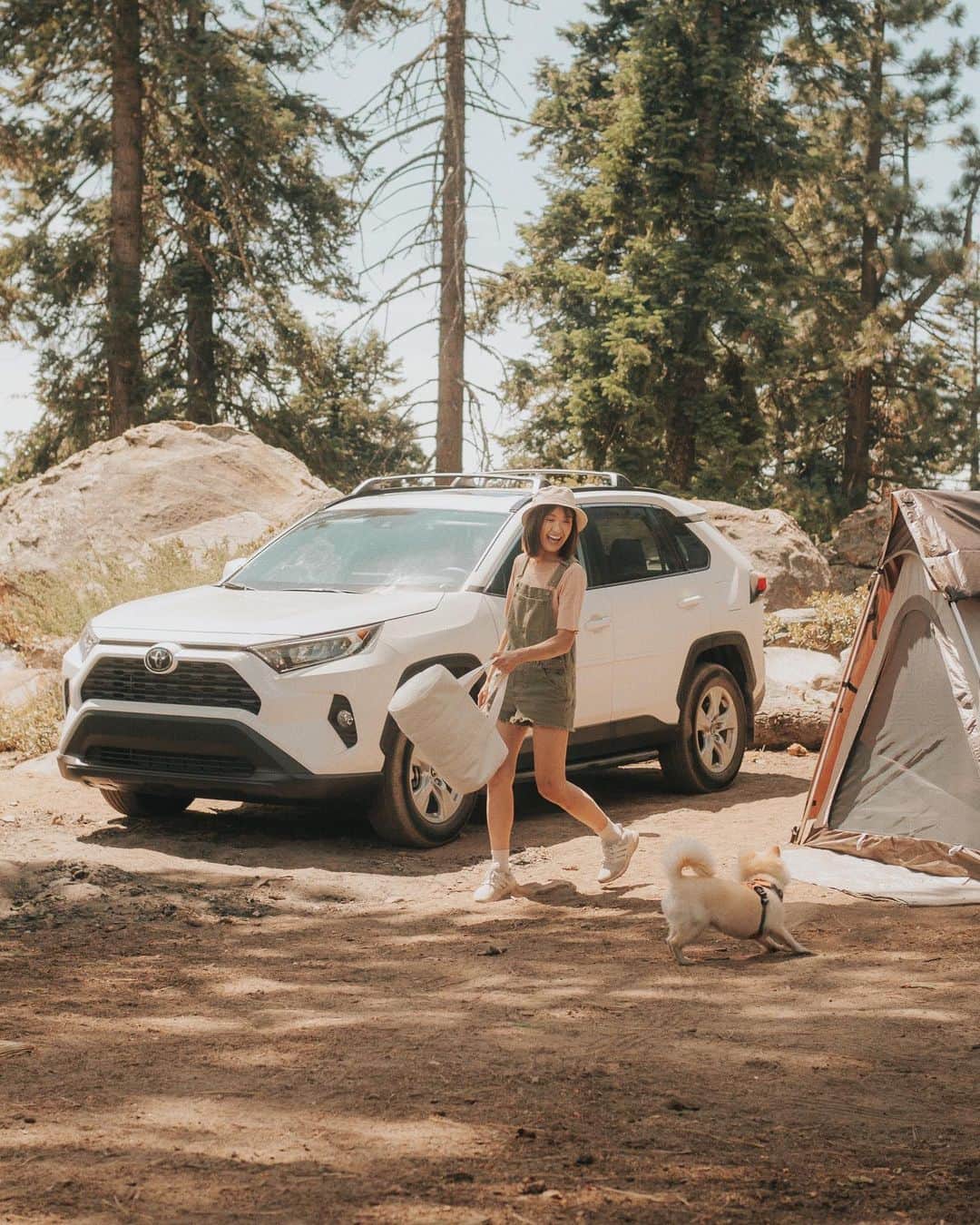 W E Y L I Eのインスタグラム：「We had a spontaneous adventure to the mountains this weekend with the @ToyotaSoCal RAV4 XLE. I’ve always wanted a RAV4, so I was stoked to go on a trip with it! Drives super smooth, gets great mileage, and I love the Toyota Safety Sense features such as the Lane Departure Alert with steering assist. It was so much fun to drive and there was enough space for all the dogs and our camping gear for the weekend! #ToyotaSoCal #ad」