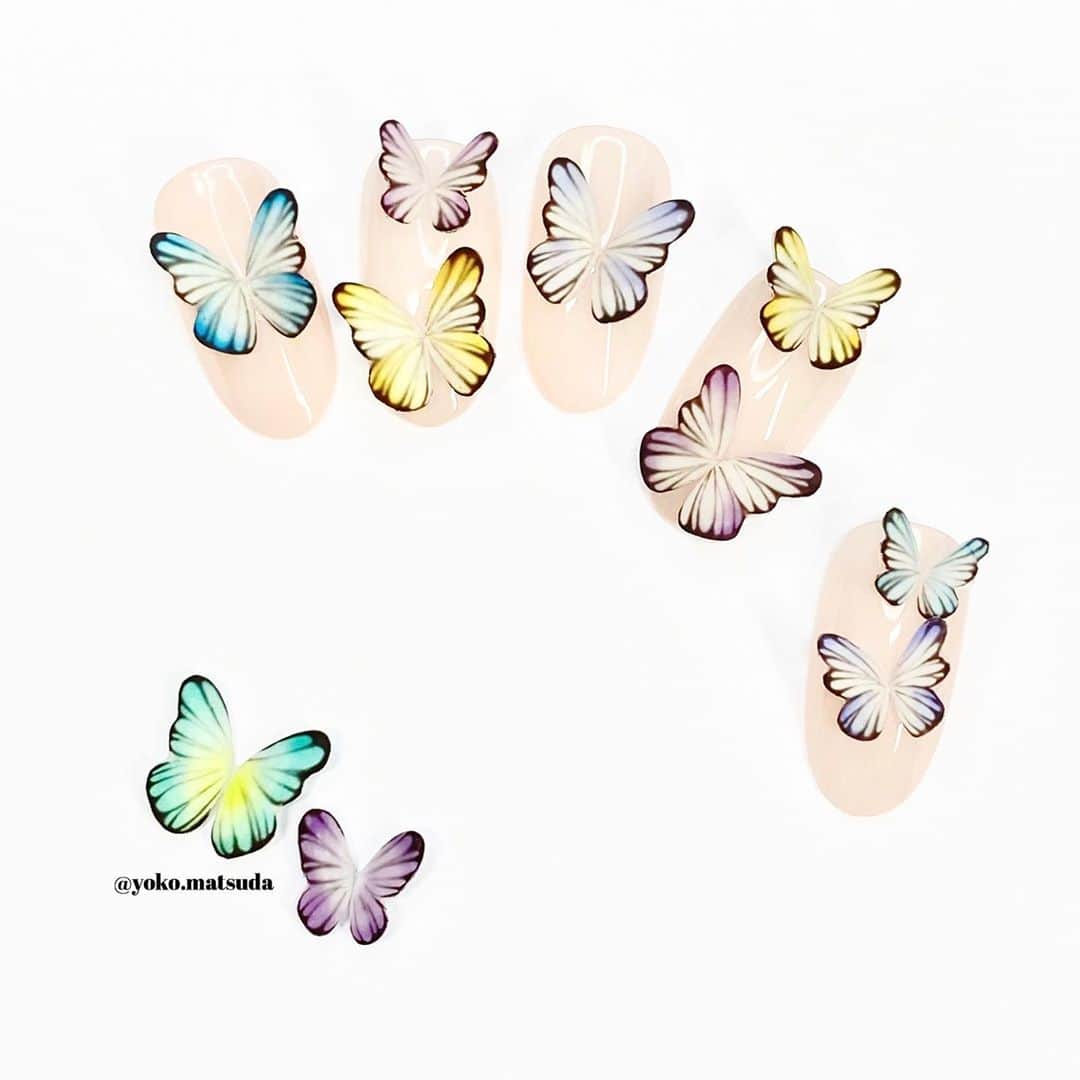 松田ようこさんのインスタグラム写真 - (松田ようこInstagram)「. . . 🦋butterflynails🦋  立体的な蝶々パーツ♡ 昆虫図鑑並にリアルに描写したら ちょっと苦手な感じになっちゃったから お花を描くときみたいなイメージで わりとラフな蝶々にしてみました♡  今のわたしのネイルにも この蝶々パーツが付いてるんだけど 思ったほど邪魔じゃないし　 割れたり欠けたりすることなく 可愛く爪の上にとまっています♡  @kyliejenner  カイリーの蝶々ネイルを皮切りに いろんな国で蝶々ネイルをやる人が 増えているそう♡  ワンカラーネイルの爪先に ちょこん♡とのってるのが とっても可愛い蝶々ネイル  市販でも可愛い蝶々パーツが たくさん販売されてるし フリーハンドが苦手な方は 蝶々シールなどを利用して パーツを作るのもいいかもね♡  #butterflynails#butterflynailart#butterflyart#butterfly#naildesign#yokomatsuda #riccagel#nailpartner#artmebytokyo#artme#kylienails#kyliejenner#ちょうちょネイル#蝶々ネイル#蝶ネイル#蝶々パーツ#トレンドネイル#トレンドネイル2020#3dネイルパーツ#3dnailart」8月21日 7時21分 - yoko.matsuda