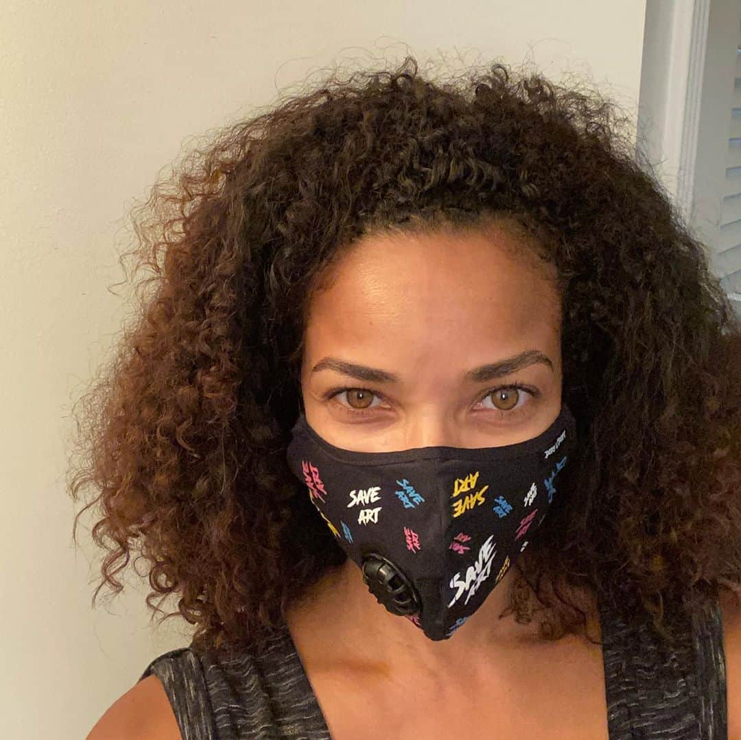 ロッチェル・エイツのインスタグラム：「Love my new mask! I literally just ordered them and it came today! So comfortable and breathable! Thank you to my sis @sumayahmcrae for recommending these masks by @dory.croft! My husband seems to like his too, as you can see. 😊」