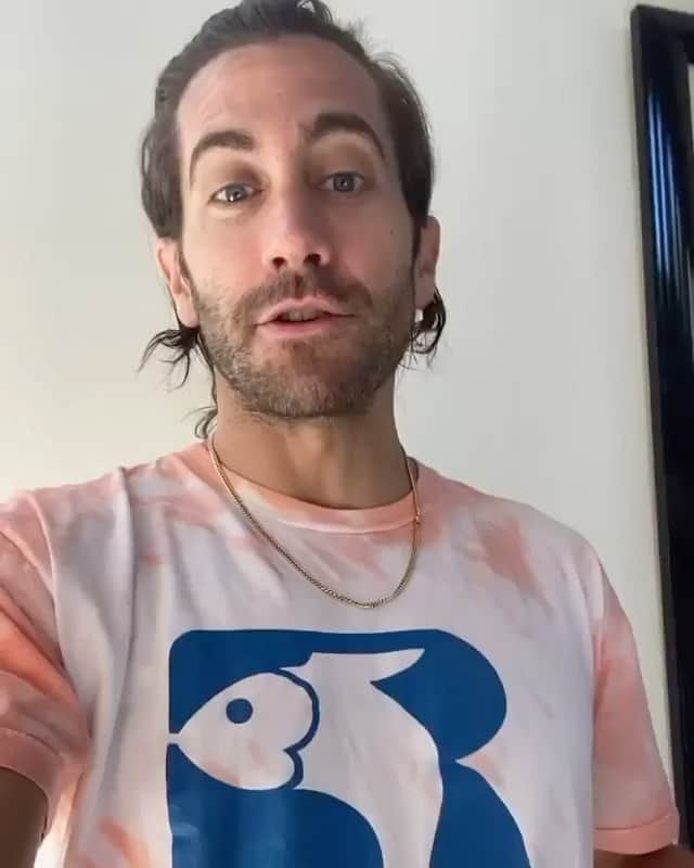 ジェイク・ジレンホールのインスタグラム：「Support your local businesses!  Repost from @russanddaughters • Own this limited-edition t-shirt and help #saverestaurants with this RUSS & DAUGHTERS + JAKE GYLLENHAAL collaboration.   Neighborhood restaurants have been uniquely devastated by the pandemic. That’s 500,000 restaurants and 16 million people’s jobs, the majority of which belong to people of color and single mothers. Without targeted relief, up to 85% of independent restaurants are not confident they can stay in business.   When you wear this limited-edition tie-dye (salmon color, of course!) you join @russanddaughters, @nikirussfederman, @jrtup, our friend @jakegyllenhaal and @indprestaurants in helping to save restaurants, the fabric of our communities nationwide.   T-shirts are $40 and sold online only. Link in bio or go to russanddaughters.com‬ and click on Nationwide Shipping. For the next month, 100% of the proceeds will go to the Independent Restaurant Coalition, a non-profit group leading lobbying efforts to save independent restaurants.    FREE shipping generously provided by @goldbelly  Thanks to @keeganmillscooke + @kellianderson   Jake’s original shirt was made by @s.golby  Tie-dye style may vary   #russanddaughters #appetizingsince1914 #jakegyllenhaal #tiedye #tiedyefashion  #toosmalltofail」