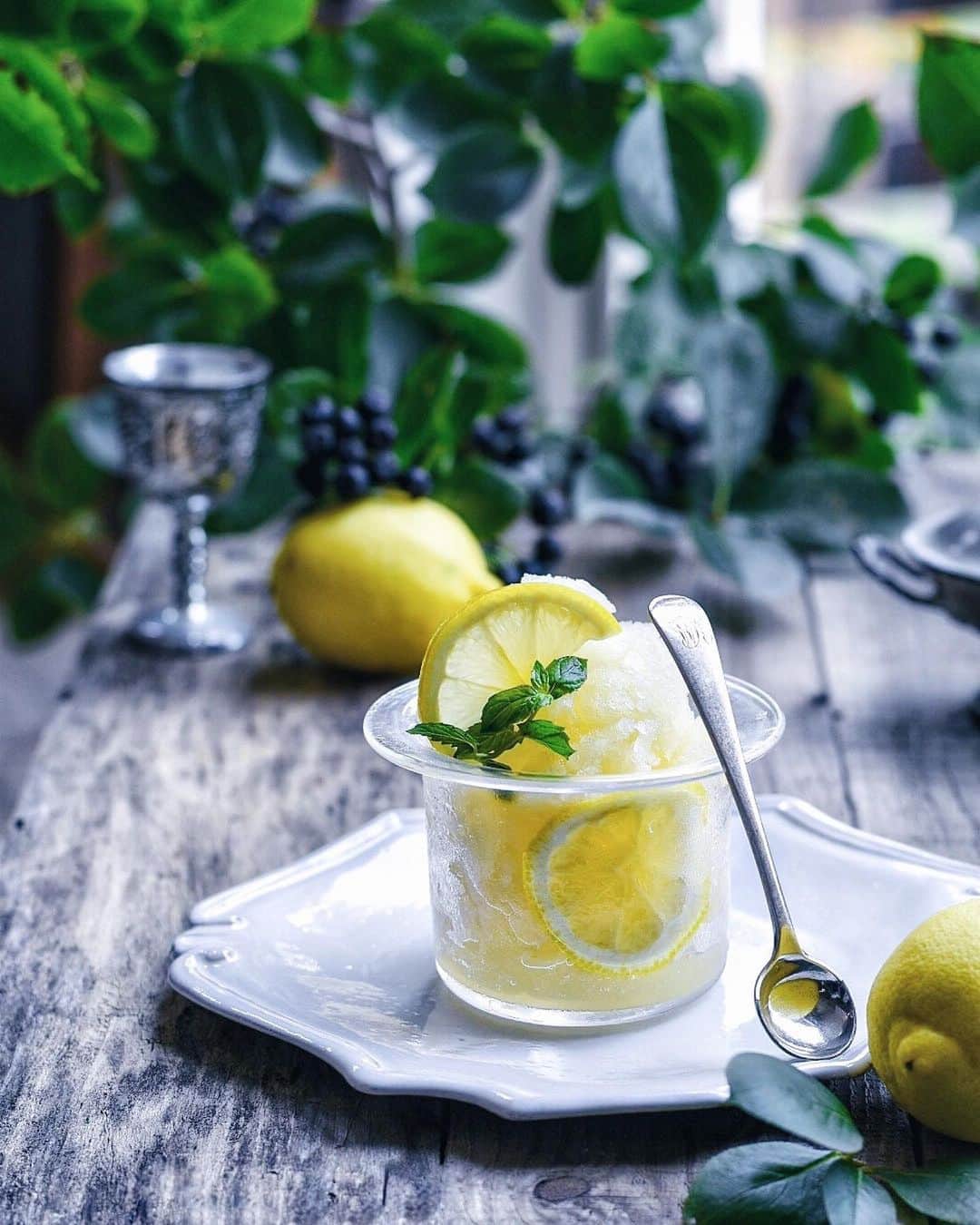 ハニャコさんのインスタグラム写真 - (ハニャコInstagram)「𓄺  まだまだ暑い日が続いていますねー💦   @ellegourmetjp  FDCメンバー8月のお題は  「アイスクリーム or 氷」  というわけで私は大好きなレモンシャーベットを作りました。  これめちゃくちゃ簡単なのに すっごく美味しいので 酸っぱいのが好き！レモン味が大好き！という方にぜひぜひ♡  作り方𓂃  琺瑯のバットなどの容器に、  𓇬レモン果汁200ml （私は某有名スーパー系列オリジナルブランドのオーガニックレモン果汁）を1本使ってます。 ○ッカレモンとかでもok♪  𓇬アガベシロップ100ml（オリゴ糖やはちみつ、メープルシロップでもok）  𓇬炭酸水 70cc〜 （酸っぱいのを減らしたい方は100ccくらいにしてもok）  これを静かに容器の中で混ぜてから 冷凍庫で凍らせるだけ！簡単すぎw  めちゃくちゃ酸っぱいのに美味しくて𓃗𓃗です♪  暑い日の汗をかいた後なんかにぴったりなので 良かったら この週末にでも作ってみて下さいね𓂃♡  #フーディーズクラブ #ellegourmet  #エルグルメFDC #フーディーテーブル #エルグルメ  #レモンシャーベット #かき氷」8月21日 7時47分 - hanyacoro
