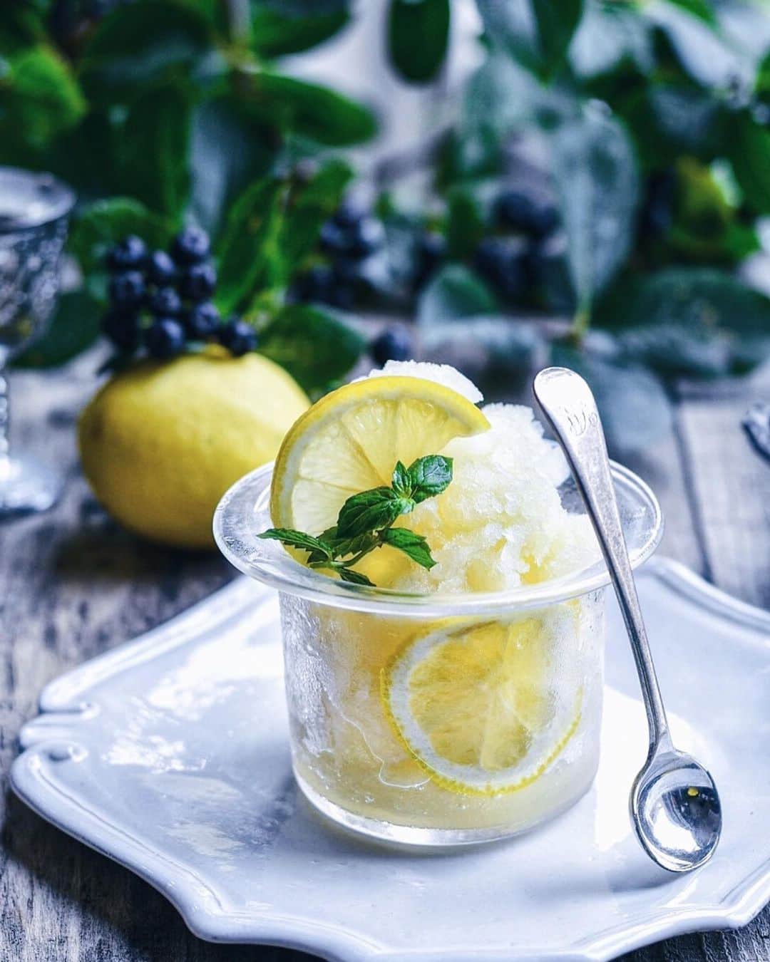 ハニャコさんのインスタグラム写真 - (ハニャコInstagram)「𓄺  まだまだ暑い日が続いていますねー💦   @ellegourmetjp  FDCメンバー8月のお題は  「アイスクリーム or 氷」  というわけで私は大好きなレモンシャーベットを作りました。  これめちゃくちゃ簡単なのに すっごく美味しいので 酸っぱいのが好き！レモン味が大好き！という方にぜひぜひ♡  作り方𓂃  琺瑯のバットなどの容器に、  𓇬レモン果汁200ml （私は某有名スーパー系列オリジナルブランドのオーガニックレモン果汁）を1本使ってます。 ○ッカレモンとかでもok♪  𓇬アガベシロップ100ml（オリゴ糖やはちみつ、メープルシロップでもok）  𓇬炭酸水 70cc〜 （酸っぱいのを減らしたい方は100ccくらいにしてもok）  これを静かに容器の中で混ぜてから 冷凍庫で凍らせるだけ！簡単すぎw  めちゃくちゃ酸っぱいのに美味しくて𓃗𓃗です♪  暑い日の汗をかいた後なんかにぴったりなので 良かったら この週末にでも作ってみて下さいね𓂃♡  #フーディーズクラブ #ellegourmet  #エルグルメFDC #フーディーテーブル #エルグルメ  #レモンシャーベット #かき氷」8月21日 7時47分 - hanyacoro