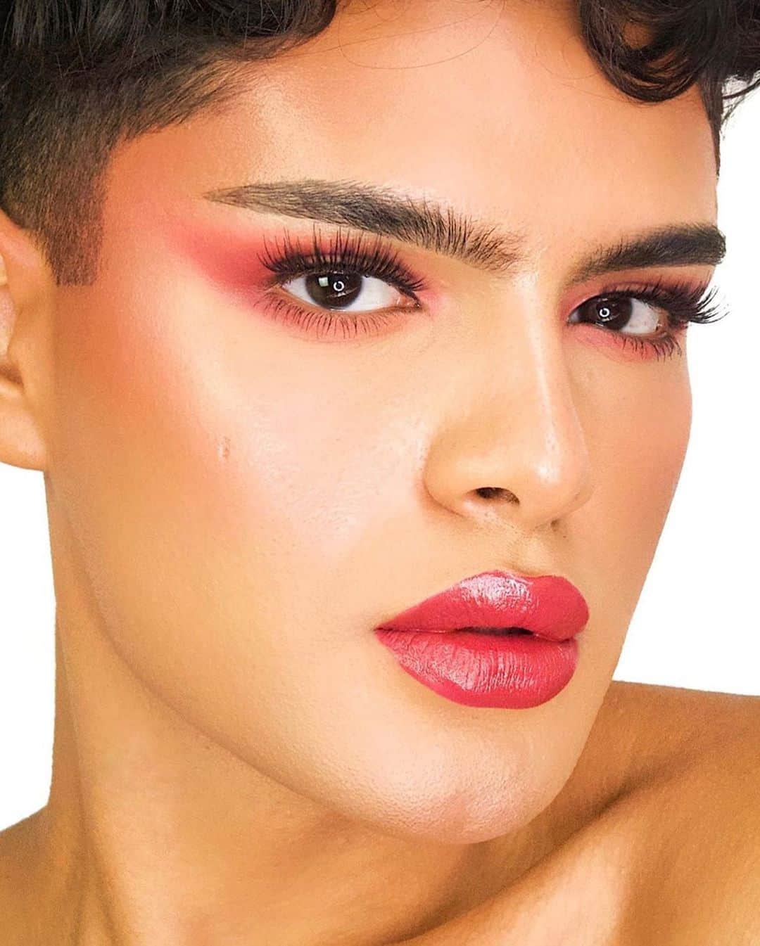 Revlonさんのインスタグラム写真 - (RevlonInstagram)「An island vacation might not be in the cards this summer, but at least #UltraHD Gel Lipcolor in HD Tropical (730) is 🌺  @mualesandro seals the deal with our creamy hot pink shade (that’s intensely hydrating and infused with hyaluronic acid...talk about a little self indulgence!)」8月21日 8時04分 - revlon