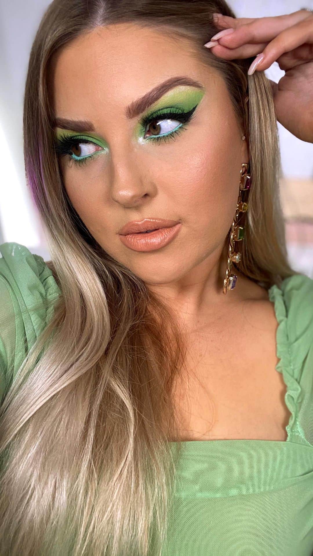 Shannonのインスタグラム：「Didn’t think the powder would fly that far 😂 uploaded this makeup today 🍾 https://youtu.be/J_1KpqTY6RY 💞 ‘followers draw my makeup look’」