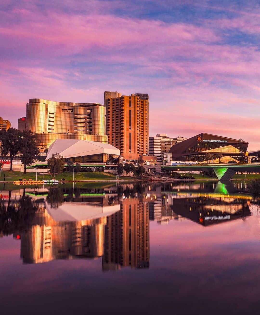 Australiaさんのインスタグラム写真 - (AustraliaInstagram)「@cityofadelaide at night is a photographer's delight! 😍 Well, that’s according to @joeyjoenes, who recently captured this postcard-perfect #sunset over @southaustralia’s capital city. Taken from the banks of the #RiverTorrens, a stroll along the popular walking track will lead you past three of #Adelaide’s entertainment icons - the @adelaidefescent, the @adelaidecc and the @adelaideoval all of which look particularly impressive at sunrise or sunset. #seeaustralia #seesouthaustralia #MyAdelaide」8月21日 8時00分 - australia