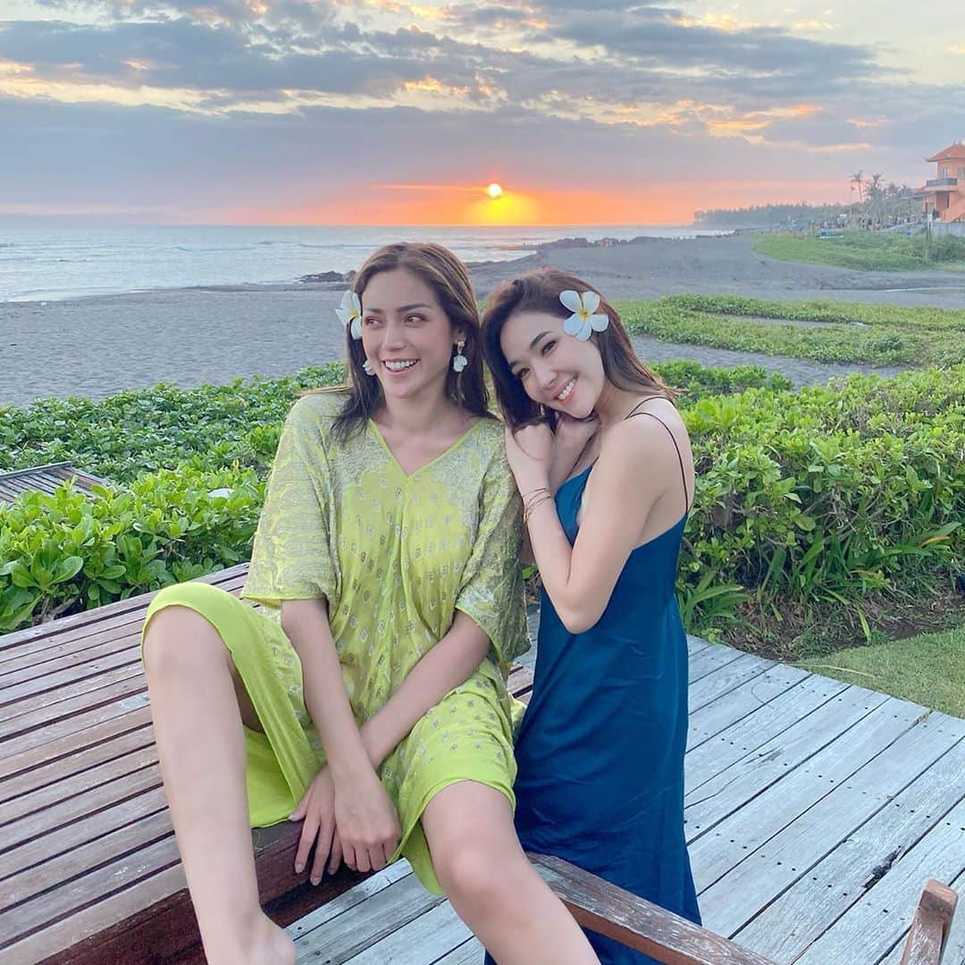 ジェシカ・イスカンダルさんのインスタグラム写真 - (ジェシカ・イスカンダルInstagram)「First sunset 2020 Bali ❤️ With my green silk dress @paulropp」8月21日 8時22分 - inijedar