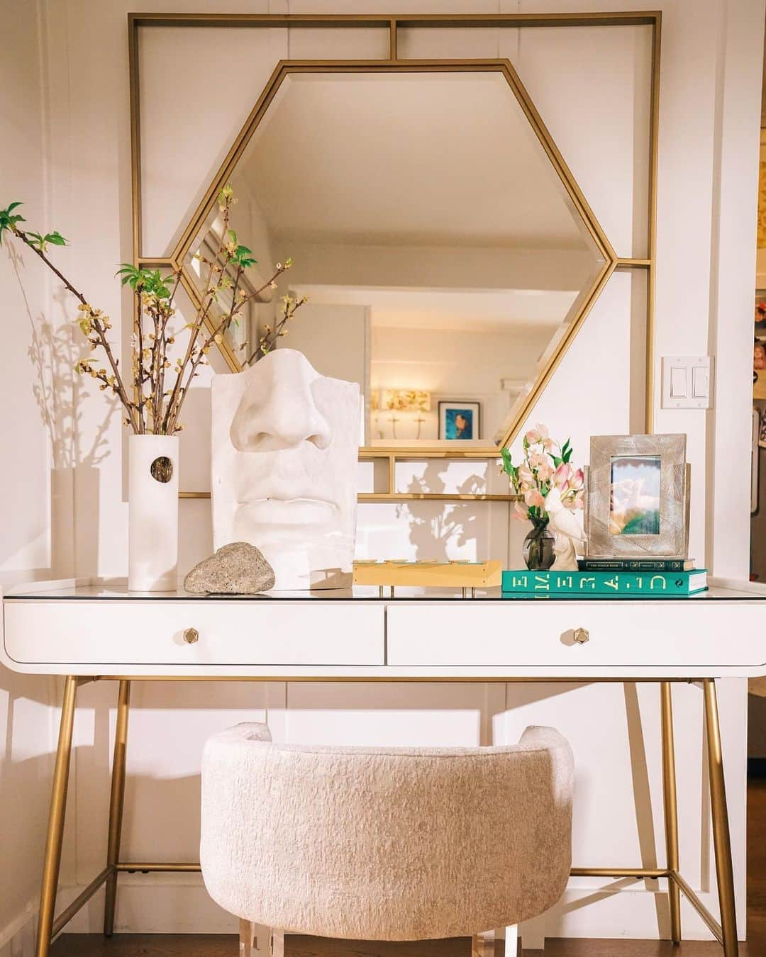 ミランダ・カーさんのインスタグラム写真 - (ミランダ・カーInstagram)「These are a few of my favorite things... 💕🦋🌻  #MirandaKerrHome  Allure Vanity Desk and Chair, Love Joy Bliss Mirror, Glass End Table and Windmere Etagere  All available @onekingslane 🥰」8月21日 8時27分 - mirandakerr