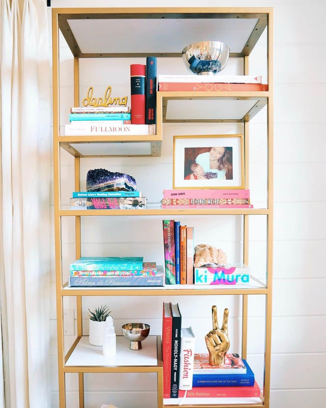 ミランダ・カーさんのインスタグラム写真 - (ミランダ・カーInstagram)「These are a few of my favorite things... 💕🦋🌻  #MirandaKerrHome  Allure Vanity Desk and Chair, Love Joy Bliss Mirror, Glass End Table and Windmere Etagere  All available @onekingslane 🥰」8月21日 8時27分 - mirandakerr