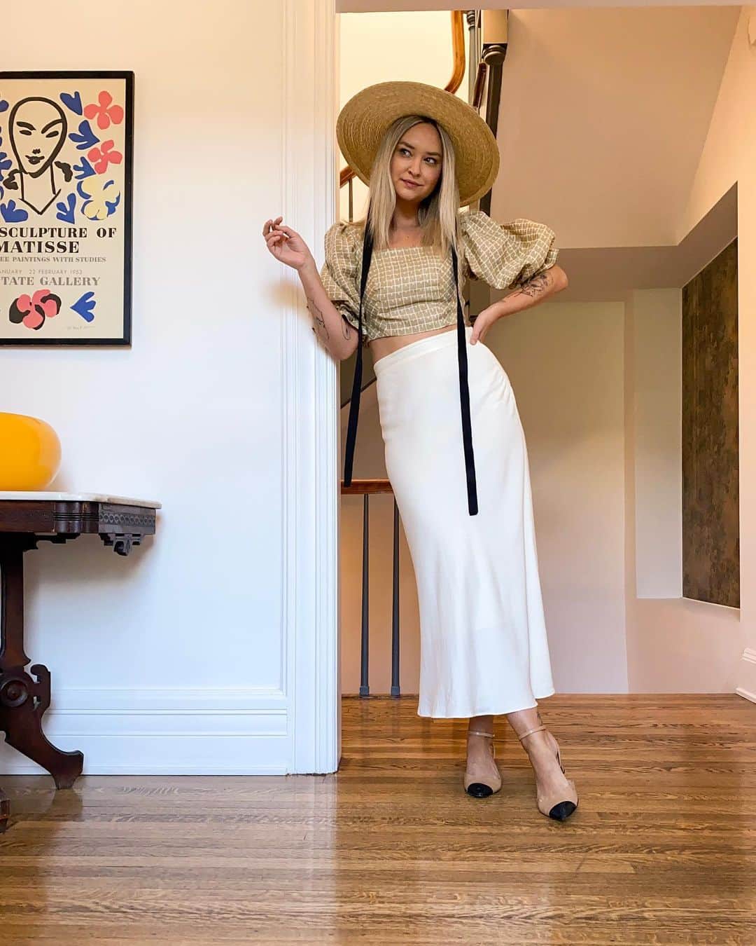 リズ・チェルカソワのインスタグラム：「Today has been a great day. I’m pretty certain it’s because I really liked my outfit. I can be honest and vulnerable, but I can also be shallow. We all contain multitudes.」