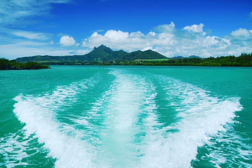 Michael Yamashitaさんのインスタグラム写真 - (Michael YamashitaInstagram)「The turquoise waters of Blue Bay and the island of Ile-aux-Aigrettes photographed in 2017.  Mauritius oil spill update:  The good news is the 3000 metric tonnes of the remaining fuel oil on the MV Wakashio, on a reef near the lagoons and coastal areas of southeast Mauritius in late July was successfully off-loaded from the listing cargo ship before it broke in half last week. But the stern remains stranded on the reef with about 90 metric tonnes of the fuel believed to be on board. Rough seas and adverse weather conditions have made it too risky to remove the remaining oil from the ship. The Japanese shipping company that owns the Wakashio is taking responsibility for the cleanup, while international efforts are underway to remediate the damage. The captain of the ship has been arrested and charged with endangering safe navigation.  The bad news is that experts predict there will be lasting damage to the beaches, reefs and the flora and fauna that live along the coast as a result of the spill, which is the first environmental catastrophe in the history of this island nation. Satellite images show the spill stretched out between the mainland at Pointe D'Esny and the island of Ile-aux-Aigrettes, leaving the stunning turquoise waters of the blue lagoon, the backdrop for numerous Bollywood movies, (as seen in the photos above taken in 2017), are now stained black and brown. And while the amount of oil spilled is relatively low compared to the big oil spills the world has seen in the past, the location of the incident is what's causing the alarm. The damage is magnified by its proximity to two environmentally protected marine ecosystems and the Blue Bay Marine Park, an important wetland reserve. The Mauritian marine environment is home to 1,700 species, including around 800 types of fish, 17 kinds of marine mammals and turtles. Environmentalists predict that it will take decades to recover from this damage, and some of it may never recover. #mauritius #mauritiusbluebay #mauritiuscrisis」8月21日 8時33分 - yamashitaphoto