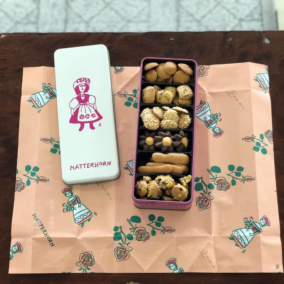 甲斐みのりさんのインスタグラム写真 - (甲斐みのりInstagram)「嬉しい贈りもの。 村野藤吾建築内部にて包みを開く。 小さく結んだ銀のリボン。 三角形の端の折り目。 鈴木信太郎の絵画。 クッキーの味わいだけでなく 幾重にも嬉しいが詰まっている。  #乙女の東京　 #東京ロマンチック案内 #気持ちが伝わるおいしい贈りもの #名建築で昼食を #歩いて食べる東京のおいしい名建築さんぽ」8月21日 8時36分 - minori_loule