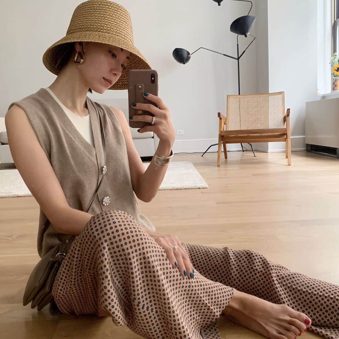 のインスタグラム：「short trip style. Cashmere vest @ganni  Pants @stellamccartney  Bag @yonfa_jp  Hat @ericjavits  #nyc #summer #trip #style」