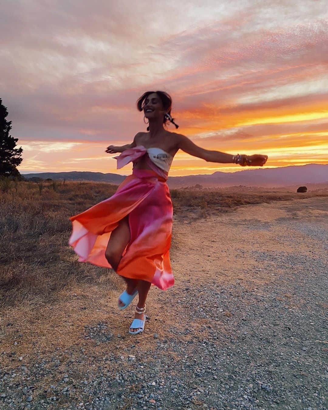 ダニジョーさんのインスタグラム写真 - (ダニジョーInstagram)「CHASING SUNSETS 🌅 @danielleasnyder in the Ombré skirt, Naomi Hoops, anklets and #armparty 🌈🍒🍊🍋👒🤰photo by @hillary_jeanne」8月21日 8時48分 - dannijo