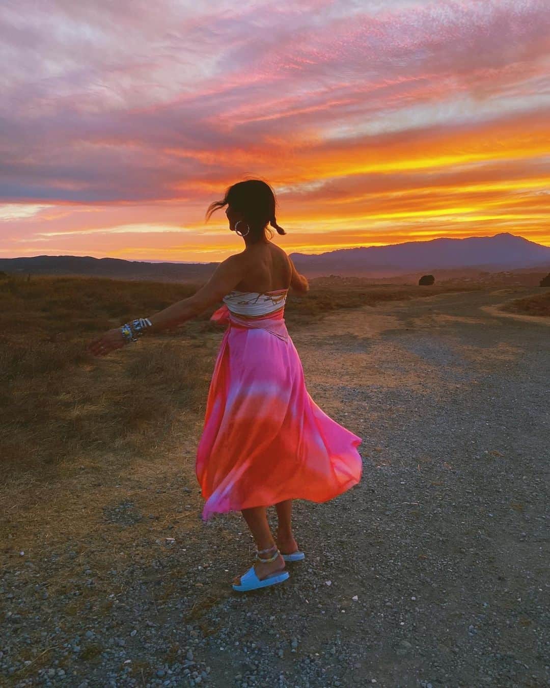 ダニジョーさんのインスタグラム写真 - (ダニジョーInstagram)「CHASING SUNSETS 🌅 @danielleasnyder in the Ombré skirt, Naomi Hoops, anklets and #armparty 🌈🍒🍊🍋👒🤰photo by @hillary_jeanne」8月21日 8時48分 - dannijo