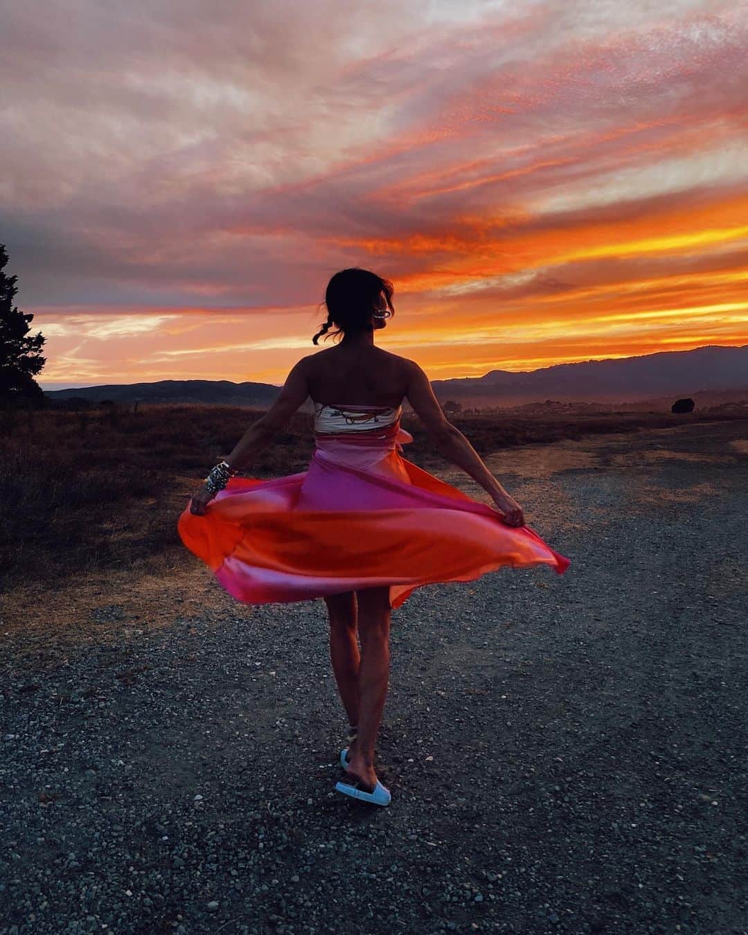 ダニジョーのインスタグラム：「CHASING SUNSETS 🌅 @danielleasnyder in the Ombré skirt, Naomi Hoops, anklets and #armparty 🌈🍒🍊🍋👒🤰photo by @hillary_jeanne」