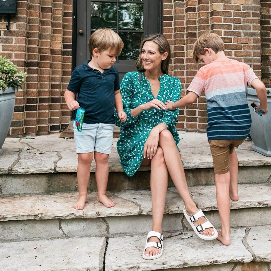 Anna Jane Wisniewskiのインスタグラム：「#ad Alright, so we can all agree that last school year was tough and this fall will probably be hard, too, right? It’s tough living in the unknown when “back to school” is normally such a fun and exciting time!  Whatever you’re doing with your kids next year—whether it’s remote learning, homeschool, full in-person school, or a mix of both, I think we’re all in agreement that we have to keep these kids stimulated and energized during what has been a very unprecedented time.  And for us, that’s playing outside (and enjoying this weather until it gets too cold!).   I personally spend as much time outside with my kids because they have energy to BURN (seriously, give me some of that energy). They’re always on the go, exploring, running amok, and even during quarantine we’d take lots of breaks to play outside, even if it’s just popping outside to play without shoes on (they’re also big into riding bikes). And as a result, they’re always hungry. Luckily, their favorite snack is the world is a @clifkid ZBar—which keeps them full and they’re not always begging for more snacks. Plus, they’re organic, don’t have artificial flavors—and most importantly, they’re tasty.   I am not kidding that I was over the moon when @clifkid reached out about this partnership. We are longtime Z Bar fans and ALWAYS have them in the house. You can also bet that I always have a few in my purse as well. We are definitely a Z Bar family! And you can get 20% off the ZBar Variety Pack using code CLIFZBARVP20 (check my stories for the link). #clifkidcrew」