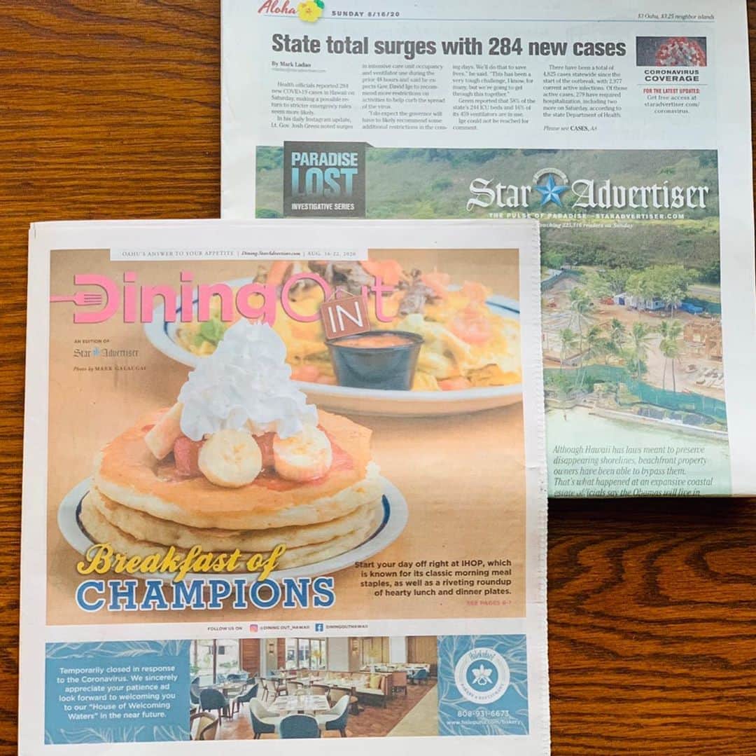 マキ・コニクソンさんのインスタグラム写真 - (マキ・コニクソンInstagram)「この間ハワイの地元紙 “Star Advertiser”のSunday Paper “Dining in”のコーナーで新聞社のリポーター @sparklee808 と一緒に取材した新聞が発行されました！新聞が発行されてからローカルからの反響が凄く良いらしい！👍🏼 良かった！良かった！🤗🤗うちの娘もそうだけどロコはパーキングがあまりないワイキキにはそんなに行かないかも。🤔でもね、パーキングがちゃんとあるお店がたくさんあるんだけど知らないだけなんだよね。 だからこうやってきちんと新聞で紹介されるといいね！😊😊 #頑張れロコレストラン💪🏼  #ロコパワー💪🏼 #staradvertiser  #sundaynewspaper」8月21日 8時46分 - makikonikson