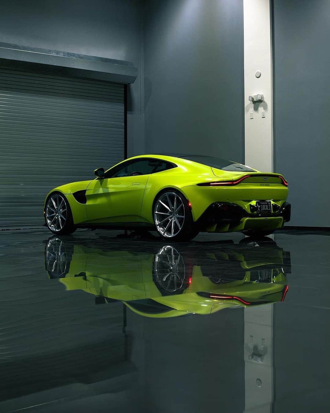 CARLiFESTYLEさんのインスタグラム写真 - (CARLiFESTYLEInstagram)「Aston Martin sitting nicely on @anrkywheels 👍🏽or👎🏽? @keenanwarner #carlifestyle」8月21日 8時48分 - carlifestyle