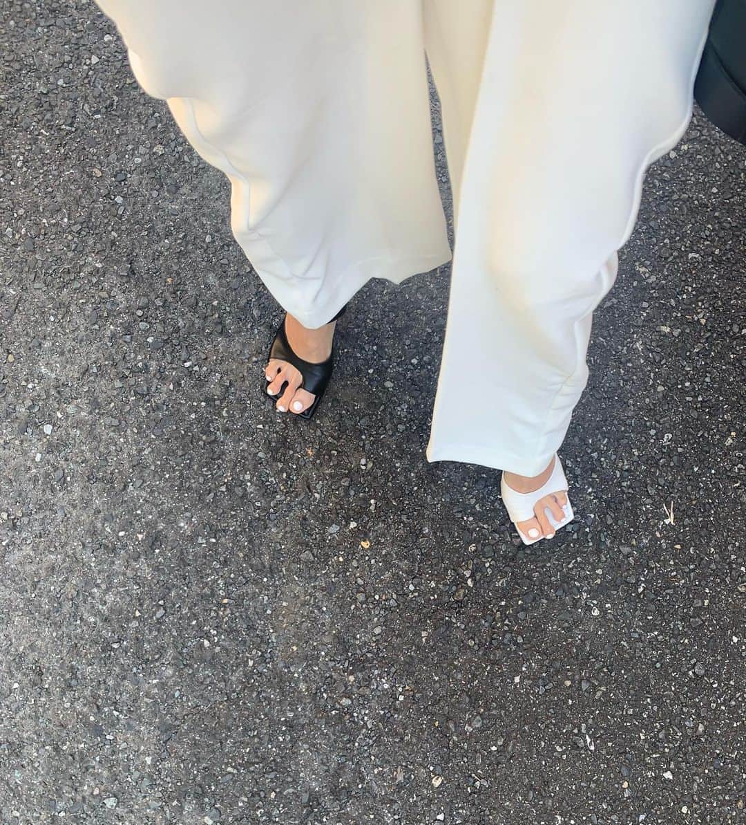 大日方久美子さんのインスタグラム写真 - (大日方久美子Instagram)「・ やられても諦めない。 久美子の意地の見せ所😂  ホワイトの右足はKINGに弄ばれて終了したけど @aya_paris0512 にお願いして個人輸入してもらったブラックがあるからこうやって履くことにした。  間違って履いてきたんじゃないよ。 意地で履いてるんだよ。 ・ ・ #kumicloset #山口県からきたking #bottegaveneta」8月21日 8時48分 - kumi511976