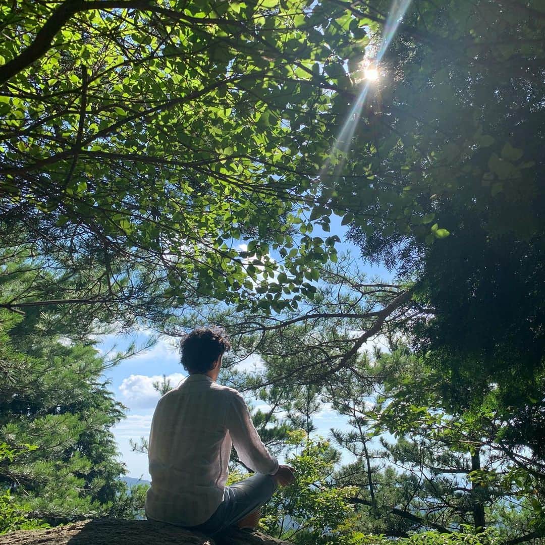 橋本昌彦さんのインスタグラム写真 - (橋本昌彦Instagram)「LIFE Education リトリート  意識を使って エネルギーを全細胞へ通わせ 内側から輝かせていく  エネルギーを感じて コントロールしていく  少しづつ　少しづつ 自分の中に眠る　輝きを放つ自分を感じていく  その力を解放できるのは 他の誰でもなく自分しかいない  より美しく　明確に物事を選択し 未来を引き寄せ 突き進んでいくために🌈  前回、阿蘇でのリトリートに参加してくれたメンバーの中にも1週間の間に変化が起こり始めているようです。昨晩、参加メンバーだけのミーティングを行いましたが嬉しい報告を沢山聞くことができました😌  ☺️フォースとともに スターウォーズはよく知っている  LIFE Education🐝 9月12日リトリートin KOBE https://www.lifeeducation.co  #lifeいのち #熊本#阿蘇 #プラナ #LIFEEducation#マカバフィールド #夢を叶えるために #コントロール #フォース#スターシードへの目覚め #connect #feel #feelandsense」8月21日 8時58分 - masahikohashimoto