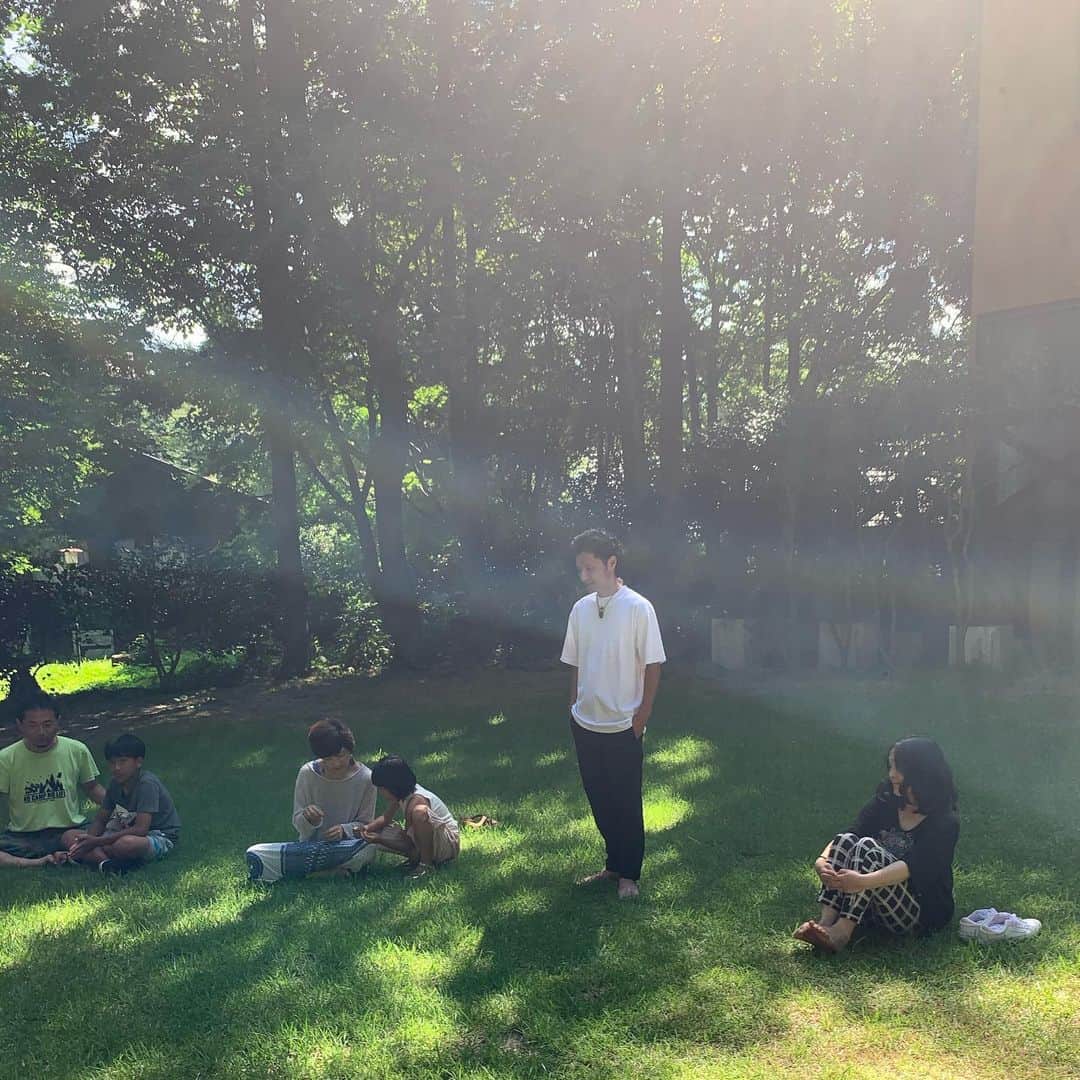橋本昌彦さんのインスタグラム写真 - (橋本昌彦Instagram)「LIFE Education リトリート  意識を使って エネルギーを全細胞へ通わせ 内側から輝かせていく  エネルギーを感じて コントロールしていく  少しづつ　少しづつ 自分の中に眠る　輝きを放つ自分を感じていく  その力を解放できるのは 他の誰でもなく自分しかいない  より美しく　明確に物事を選択し 未来を引き寄せ 突き進んでいくために🌈  前回、阿蘇でのリトリートに参加してくれたメンバーの中にも1週間の間に変化が起こり始めているようです。昨晩、参加メンバーだけのミーティングを行いましたが嬉しい報告を沢山聞くことができました😌  ☺️フォースとともに スターウォーズはよく知っている  LIFE Education🐝 9月12日リトリートin KOBE https://www.lifeeducation.co  #lifeいのち #熊本#阿蘇 #プラナ #LIFEEducation#マカバフィールド #夢を叶えるために #コントロール #フォース#スターシードへの目覚め #connect #feel #feelandsense」8月21日 8時58分 - masahikohashimoto