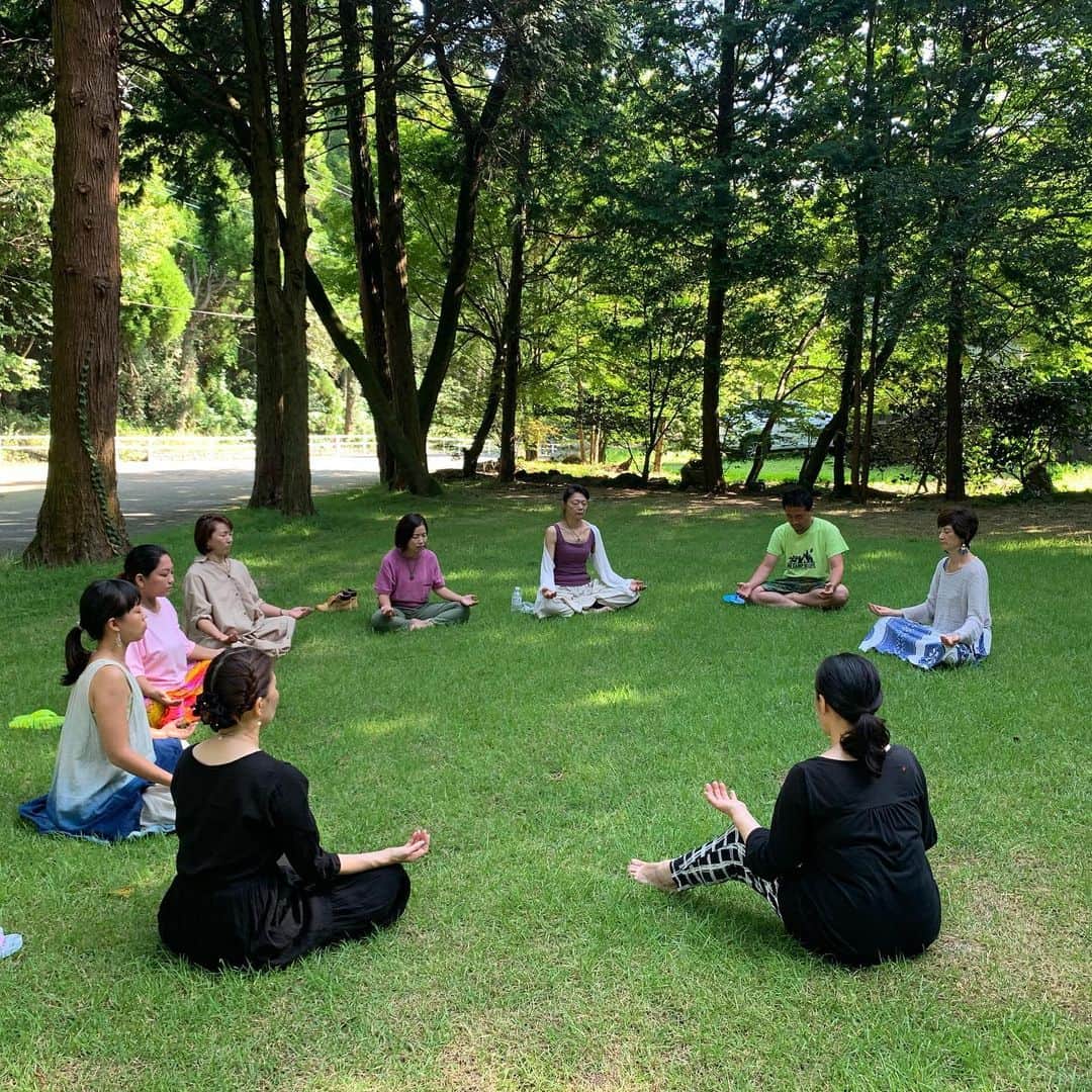 橋本昌彦さんのインスタグラム写真 - (橋本昌彦Instagram)「LIFE Education リトリート  意識を使って エネルギーを全細胞へ通わせ 内側から輝かせていく  エネルギーを感じて コントロールしていく  少しづつ　少しづつ 自分の中に眠る　輝きを放つ自分を感じていく  その力を解放できるのは 他の誰でもなく自分しかいない  より美しく　明確に物事を選択し 未来を引き寄せ 突き進んでいくために🌈  前回、阿蘇でのリトリートに参加してくれたメンバーの中にも1週間の間に変化が起こり始めているようです。昨晩、参加メンバーだけのミーティングを行いましたが嬉しい報告を沢山聞くことができました😌  ☺️フォースとともに スターウォーズはよく知っている  LIFE Education🐝 9月12日リトリートin KOBE https://www.lifeeducation.co  #lifeいのち #熊本#阿蘇 #プラナ #LIFEEducation#マカバフィールド #夢を叶えるために #コントロール #フォース#スターシードへの目覚め #connect #feel #feelandsense」8月21日 8時58分 - masahikohashimoto
