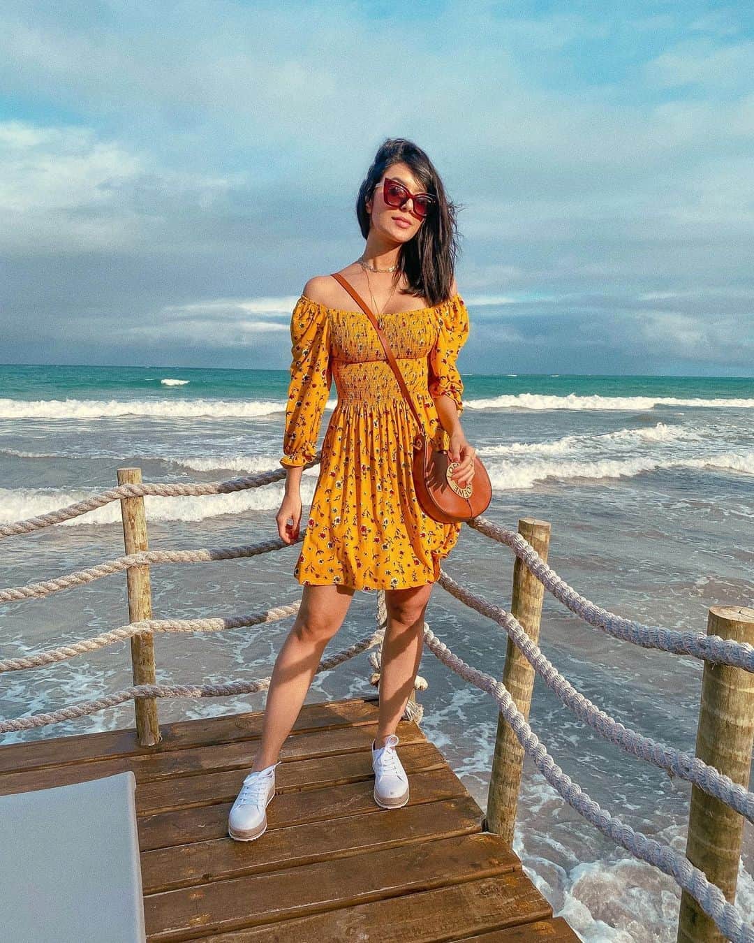Gabriela Salesのインスタグラム：「De hoje pra ir ali comer caranguejo kkkk (porém não tinha, ódios). Look com vestido e tênis da @lojaspompeia , loja super democrática e acessível! O site deles tem de tudooo! E envia para todo Brasil! E tem cupom de 20% de desconto pra vocês! Válido por 24h, só usar: RICA20 💕💕💕*publi」