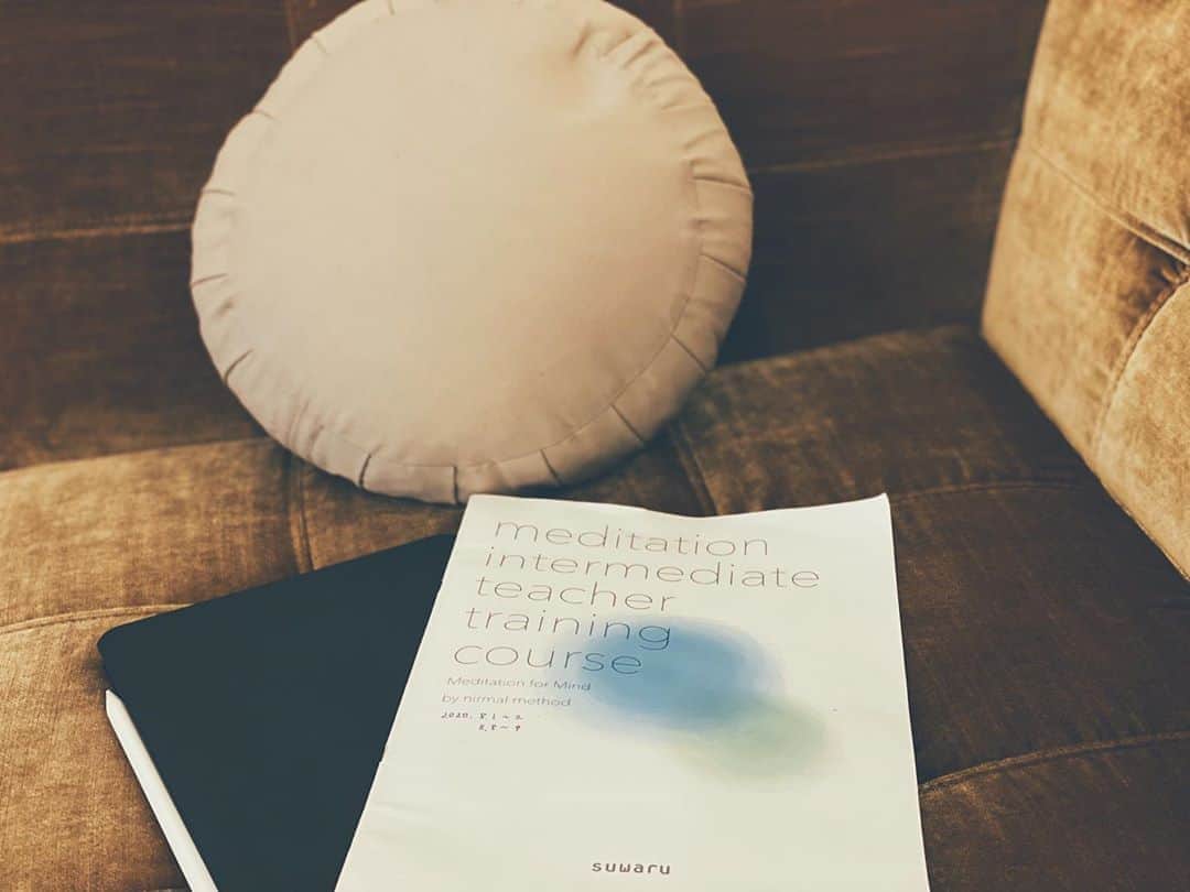 藤田敦子のインスタグラム：「ㅤ ⚠︎長いよ ㅤ I completed intermediate course of Suwaru🙏 Thanks @suwaru_meditation . ㅤ 「瞑想は特別なものではない」 という言葉は、週一のクラスに参加してるだけでは 理解できなかった言葉で、 「先生のもとで先生のガイドがないとできないよ」 と思っていたけれど、 Basic courseを受け自分で日々実践して やっと理解できるように。 ㅤ フワッとした「無になる」のような教えでなく 根拠のあることを学んで習得していく過程が わたしにはあっているようです。 スピ系の話も好きだけれど、わたしは どうやら根拠のある話が好きらしい。 ㅤ あと、祈りとかすべての生き物への感謝、は 瞑想していくと、自分のそばにある 「当たり前」のことなんだなぁというのも感じています。  そこからさらに学びを深めたい、と思い Intermediateも受講しました。  瞑想をちゃんと学んでからは 驚くほど心身の声を聞けるようになったし 本当に、日々今自分がある環境に感謝して過ごせていることに 昨日の瞑想で気づけたしね。 (ちなみに昨日は、今に感謝することで未来を欲しがらず、 思考を未来にではなく過去に向かわせる という、過去世を見る瞑想でした)。 ㅤ 最近、身近な友達から「瞑想やってみたい」 と言われることが増えたのは、わたし自身の 安定している内面に気づいてくれている人たちなのかな、と。 ㅤ 思考が未来や過去に行きがちで、 それが未来の場合「不安」になったりもしてたわたしが 「今」にいられるのは瞑想のおかげ。 簡単だと思ってたけど案外できてなかったし 「ポジティブがいい」と思ってたけど、 一概にそういうことでもないんだなぁ とまぁ、awarenessが瞑想を学ぶ前より 少し高くなっているのか、日々気づきがあります💪🏽 ㅤ Thank you for everything you have taught me. @nirmal1976」