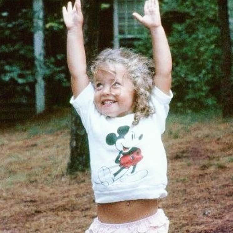 のインスタグラム：「#TBT to a #happiest little me 💗 age #3 XoRZ」