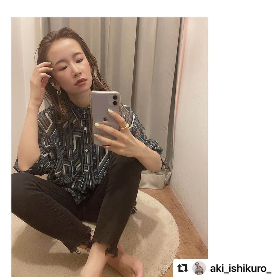 Ungrid staff snapさんのインスタグラム写真 - (Ungrid staff snapInstagram)「#Repost @aki_ishikuro_ with @make_repost ・・・ . . . お問い合わせ多数のデニム！！🖤 ついに！！20日に発売致します👖🤍 . . #ブラックハイウエストフレイドヘムストスリ . 秋冬必ずと言っていいほど b l k は使えます！！自信をもってオススメです！！ . . . 詳細は @aki_ishikuro_ を t a p して T O P の U R L から 🛒 ________________________________ @ungrid_official @ungrid_staffsnap #ungrid#casual#styling#code #autumn#20aw#fashion#style #ungrid_official#ungrid_staffsnap #apparel#apparelstaff#instagood」8月21日 9時15分 - ungrid_staffsnap