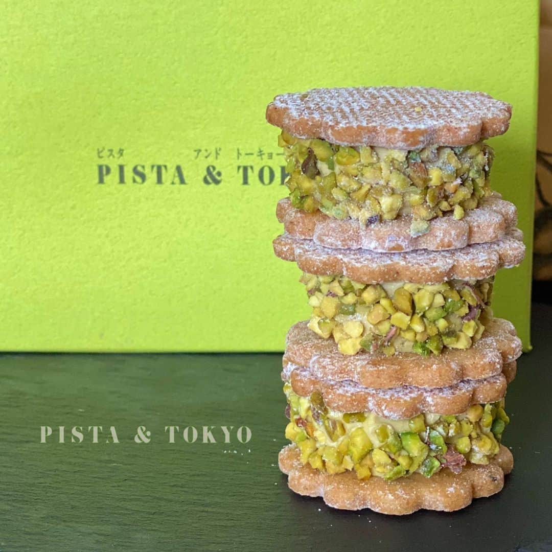 のインスタグラム：「💚PISTA＆TOKYO💚 8月初旬に東京駅にオープンした @pista_and_tokyo ピスタチオのお菓子専門店🥺✨ 嬉しいいただきもの💓 名古屋でも一度催事で出店したことがあったけど その時知らなかった🤭 . ☑️#ピスタージュ ピスタチオバタークリームにローストした ピスタチオを贅沢にあしらったサンドクッキー。 薫り・コク・食感、ピスタチオを存分に楽しめます！ . ピスタチオ好きにはたまらなかった🤤 . スタバクイーン👸🏼メインアカウント ➡︎ @ayumin0220stb . #ピスタアンドトーキョー#PISTAandTOKYO #ピスタチオ#ピスタチオ専門店 #お取り寄せ#東京土産 #東京グルメ#東京カフェ #インスタグルメアワード2020#グルメライター」