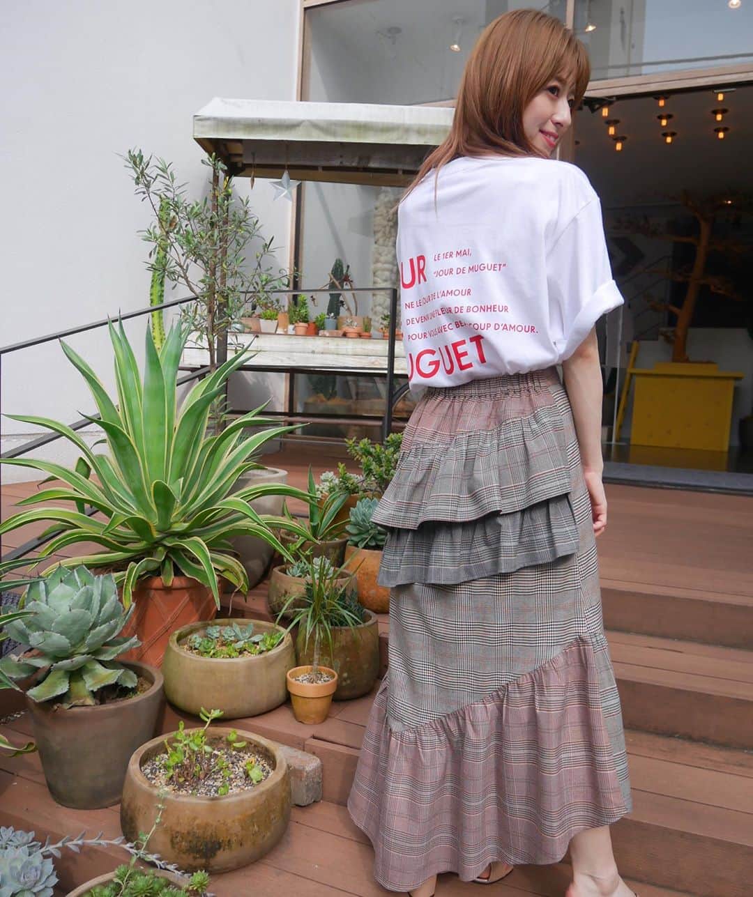 黒坂優香子さんのインスタグラム写真 - (黒坂優香子Instagram)「♡ ・ ・ new デザインTシャツ ・ white×red🤍❤️ ・ black×orange🖤🧡 ・ ・ そして Classical tiered skirt  を履いてるよ🧸🤍 ・ スカートはS.Mの2サイズあります！ 私が履いてるのはSサイズだけどサンプルなので丈が5センチほど短くなります！　(私は身長153センチです🐇) ・ ・ 今日の19時頃からは @jour.de.muguet  でインスタライブ！！🤍 みんなの質問に答えるよ☺️ ・ そしてその後20時からはとうとう AW Collection 先行予約開始です！！ ・ ・ わくわくだ😍✨ ・ ・ #jourdemuguet  #ジュールドミュゲ」8月21日 9時18分 - yukakokurosaka0606