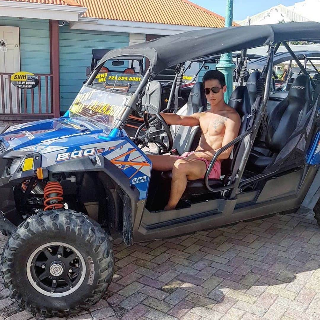 ジェレミー・テンのインスタグラム：「No one:   Literally no one:   My dumb 🌈 ass: "This is a Toyota,  riiiiight?"  #Throwback #TBT #StMaarten #Caribbean #Masc #Buggy #Travel #TourLife #GetInLoserWereGoingShopping」