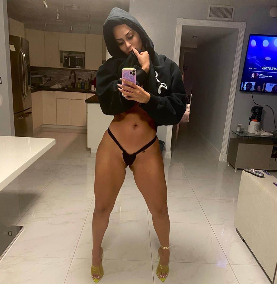ベロニカ・ベガのインスタグラム：「Cuz at Onlyfans we got thighs 😜 #linkinbio #SorryNotSorry」