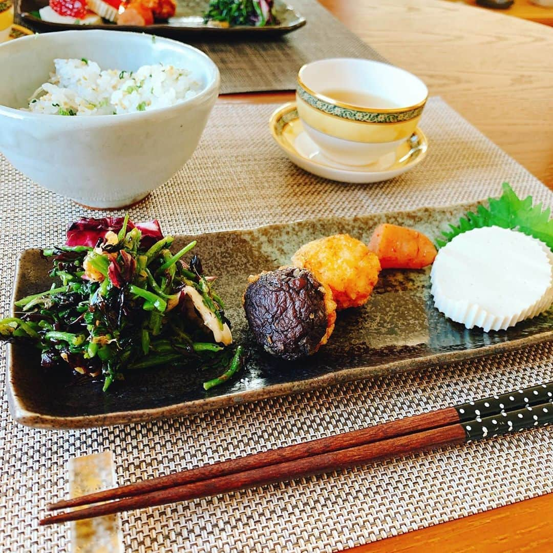 出雲阿国さんのインスタグラム写真 - (出雲阿国Instagram)「今日の これ食べて頑張ろうご飯は 「The 日本の朝食」 昨日の夜の残りとかを パパッと盛り付けるだけ。 こんなんが1番好きですw  あちゃかつは 緑豆と金針菜の 暑さによる 熱中症と鬱々イライラを 解消するお茶 「ヒートする心と身体を 冷まし汁」  身体の 熱を冷ましてくれる食材の 緑豆と金針菜を30分くらい煮出してそのトロトロの煮汁を お茶がわりに。  今日は外での仕事が多いらしい カミオットのために 身体を涼やかにして 熱中症予防！と、  金針菜の イライラやうつうつを 和らげてくれるパワーも 営業マンには 大切なエネルギー❤️ (さぁ、 頑張って稼いでおいで👍)  考えすぎなわたしのメンタルにも 「忘憂草」の異名を持つ 金針菜は お役立ち。 今日はチルってこう❤️  熱中症予防しながら 身体はクール、心はホットに❤️  今日も頑張れますように！！  #今日のこれ食べて頑張ろうご飯  #あちゃかつ #朝茶活 #ヒートする心と身体を冷まし汁 #なんちゃって薬膳 #ちょい足し薬膳 #薬膳茶 #緑豆 #金針菜   緑豆の煮たのは夜のご飯に 混ぜる予定。 抜かりなく…ふふふ。  #出雲阿国 #ずもさん #夫励ましご飯#開運 #日々の暮らし #開運ずもご飯 #チルってこう」8月21日 9時28分 - izumonookuni