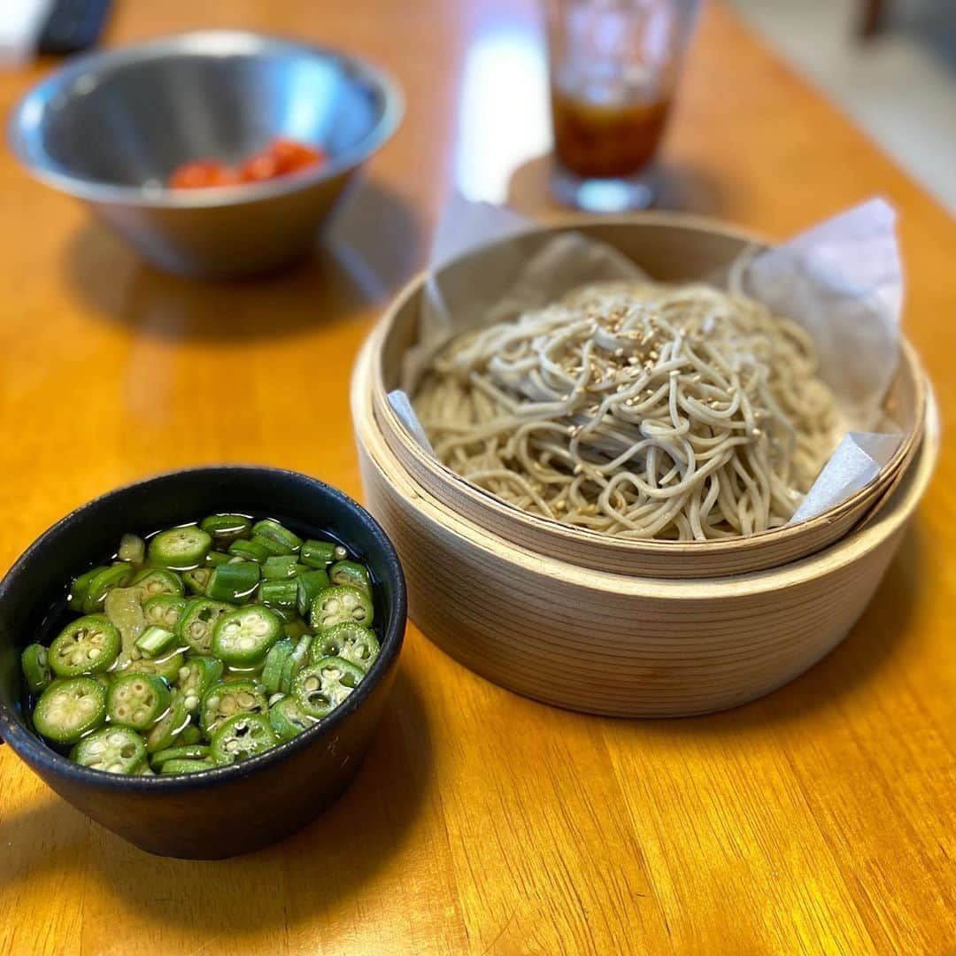 原田良也さんのインスタグラム写真 - (原田良也Instagram)「【流水麺】あんまり食べた事なかったけどめっちゃくちゃ簡単で普通に美味い！ 茹でずに水でほぐすだけ。 めんつゆにオクラ刻んで入れただけ。 刻み海苔なかったからゴマかけた。 これだけでちょっと本格風に。 忙しい人にぴったりの【流水麺】 ギャーーー！！！((((；ﾟДﾟ)))))))だ。  #流水麺 #忙しいあなたに #超簡単料理」8月21日 9時30分 - irasshassee