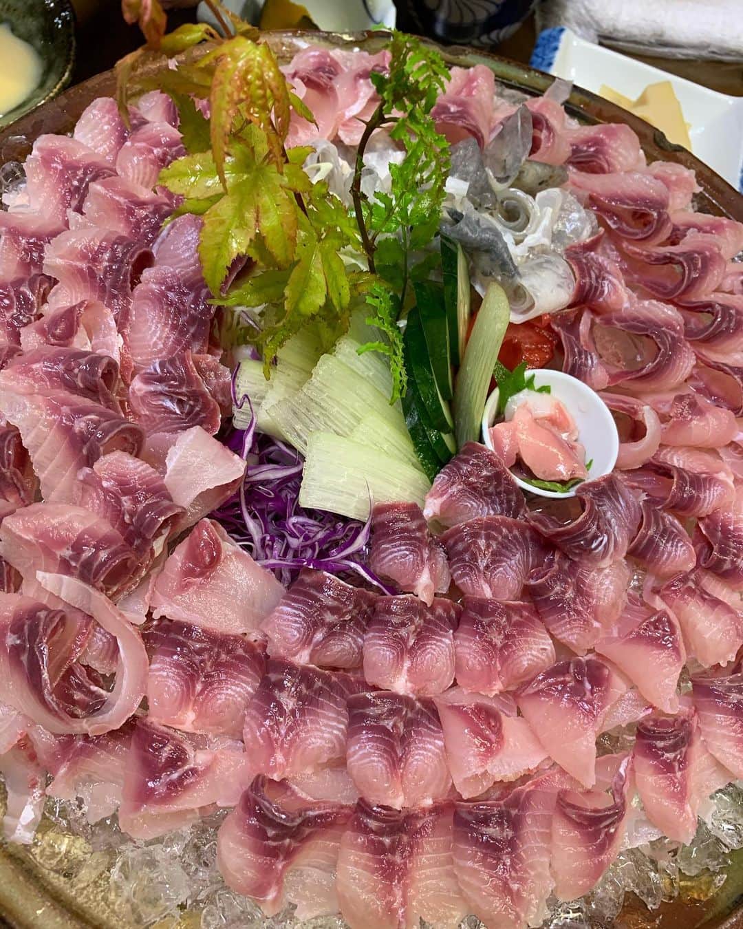 平田裕一郎さんのインスタグラム写真 - (平田裕一郎Instagram)「長崎に帰郷した時に、 必ず行くオススメのお店。  まずは、龍頭泉。 鯉の洗い。 子供の頃から行ってるお店。  鯉っていうと、えぇー、と思われるけど、ぜひ一度食べてほしい。 全然川魚臭さもないよ。 酢味噌で食べるんだけど、 本当にオススメです！  そして、 焼肉屋さんの南山。 ここのホルモンマジで最強。  好き過ぎてお母さんに買いに行ってもらって送ってもらってます。笑  長崎空港について、 龍頭泉で鯉の洗いを食べて、 帰りに諏訪の魚屋さんでミナ貝など買って、南山でホルモン買って、実家に帰るというのが、僕の帰省のルーティーン。笑  長崎は市内以外にも沢山オススメなお店あるよー。  コロナ落ち着いたら、 またゆっくりと行きたいと思います。  #長崎  #大村  #龍頭泉 #南山 #鯉 #焼肉 #うまかばい」8月21日 14時56分 - yuichiro_hirata